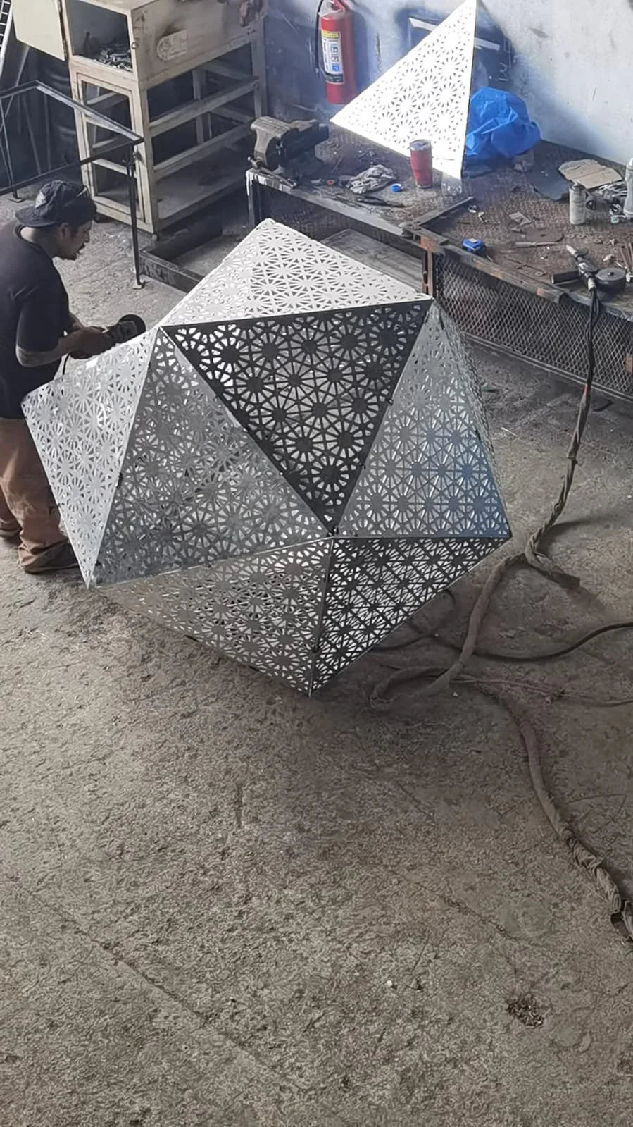 Pieza geométrica de aluminio con corte CNC y soldadura de aluminio, fabricada en taller por Seaak WA en Cancún.