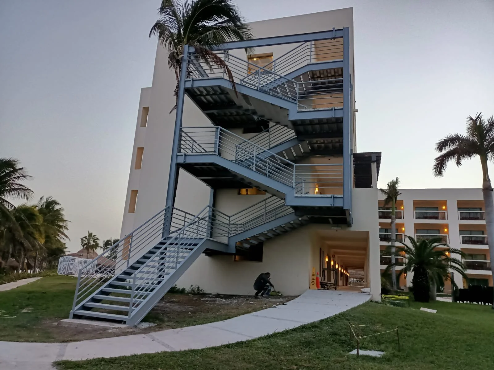 Escalera metálica estructural con barandal de acero en hotel de Cancún, estructuras metálicas por Seaak BS.