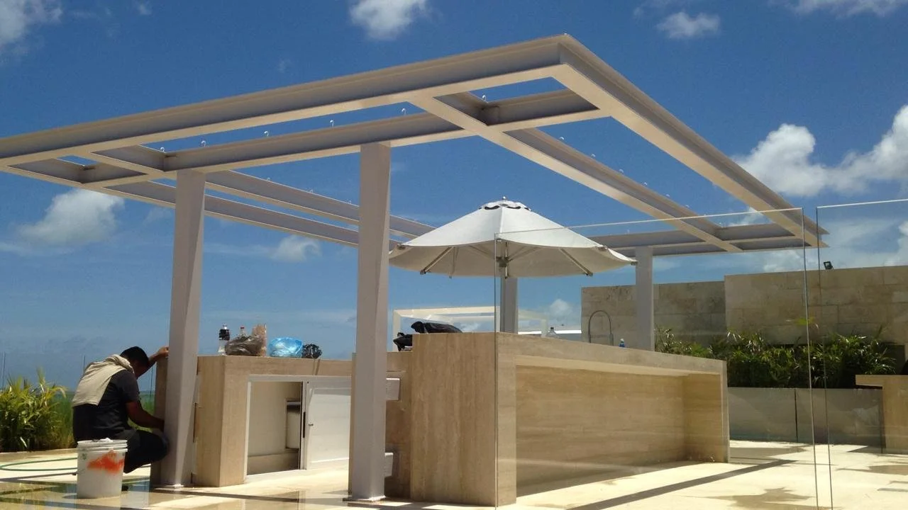 Pérgola de acero IPR en terraza residencial de Puerto Cancún – Seaak BS