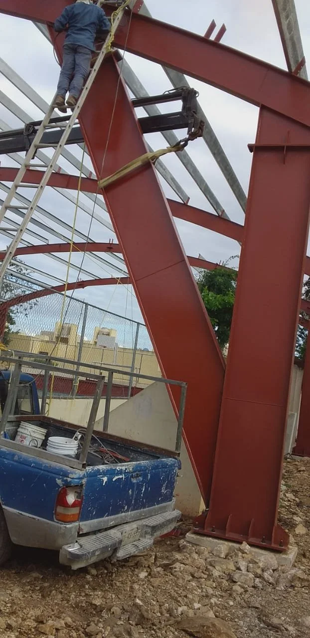 Montaje de estructura metálica con columnas y vigas de acero en obra en Cancún, por Seaak Acero + Ingeniería.