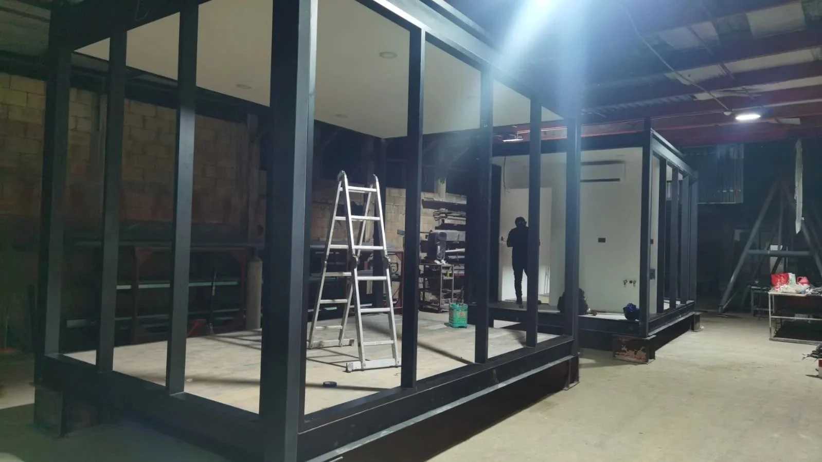 Fabricación de módulos prefabricados con estructura metálica de acero negro en taller de Cancún, Seaak BS.