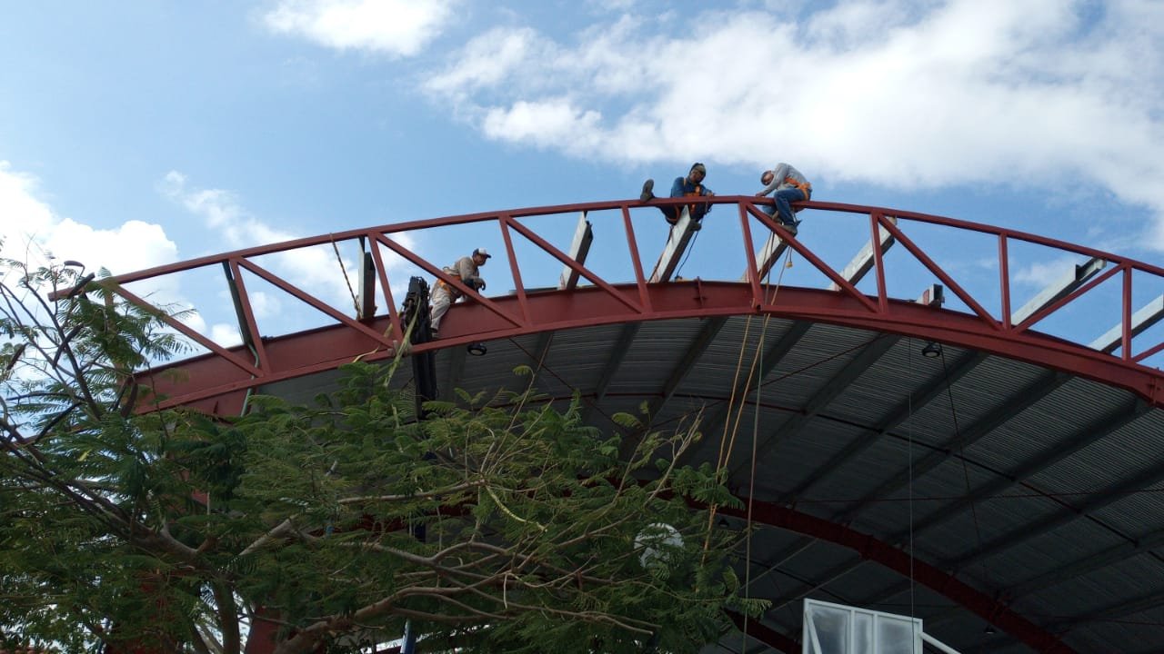 Techumbre de estructura metálica con arcos de acero  sobre gradas deportivas en Cancún, Seaak BS.