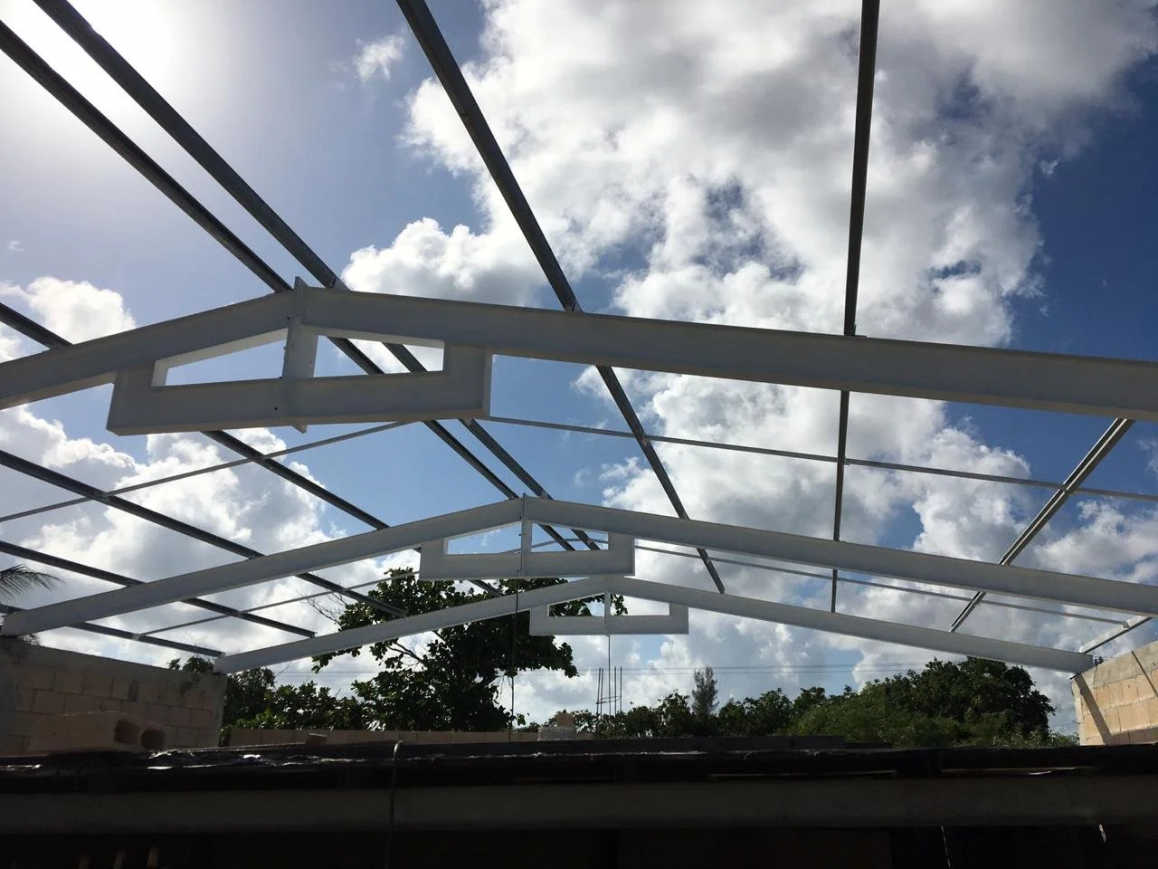 Techo de estructura metalica a base de ipr y monten , con cubierta de lamina acanalada