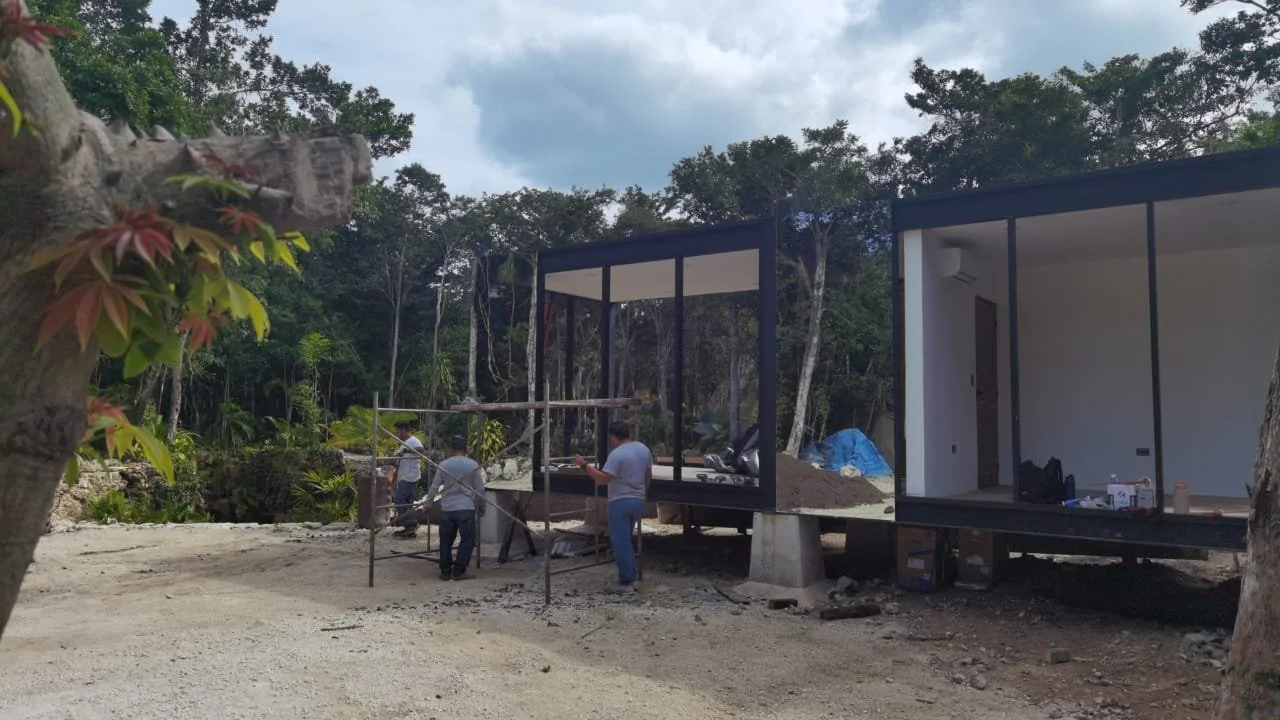 Estructura metálica modular en la Riviera Maya
