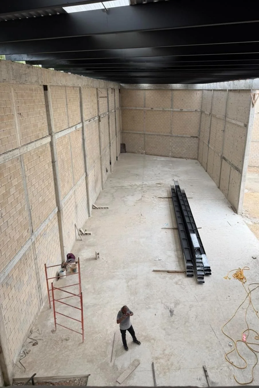 Construcción de nave industrial desde cero: perfiles de acero en obra para estructura metálica en Cancún, Seaak BS.