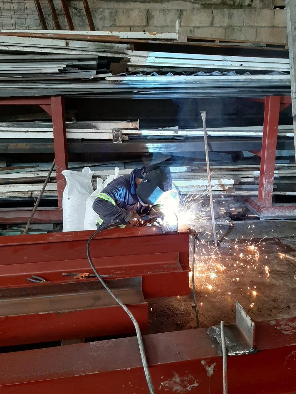Mantenimiento de estructuras metálicas: soldador reparando vigas de acero en taller de Cancún, Seaak BS.