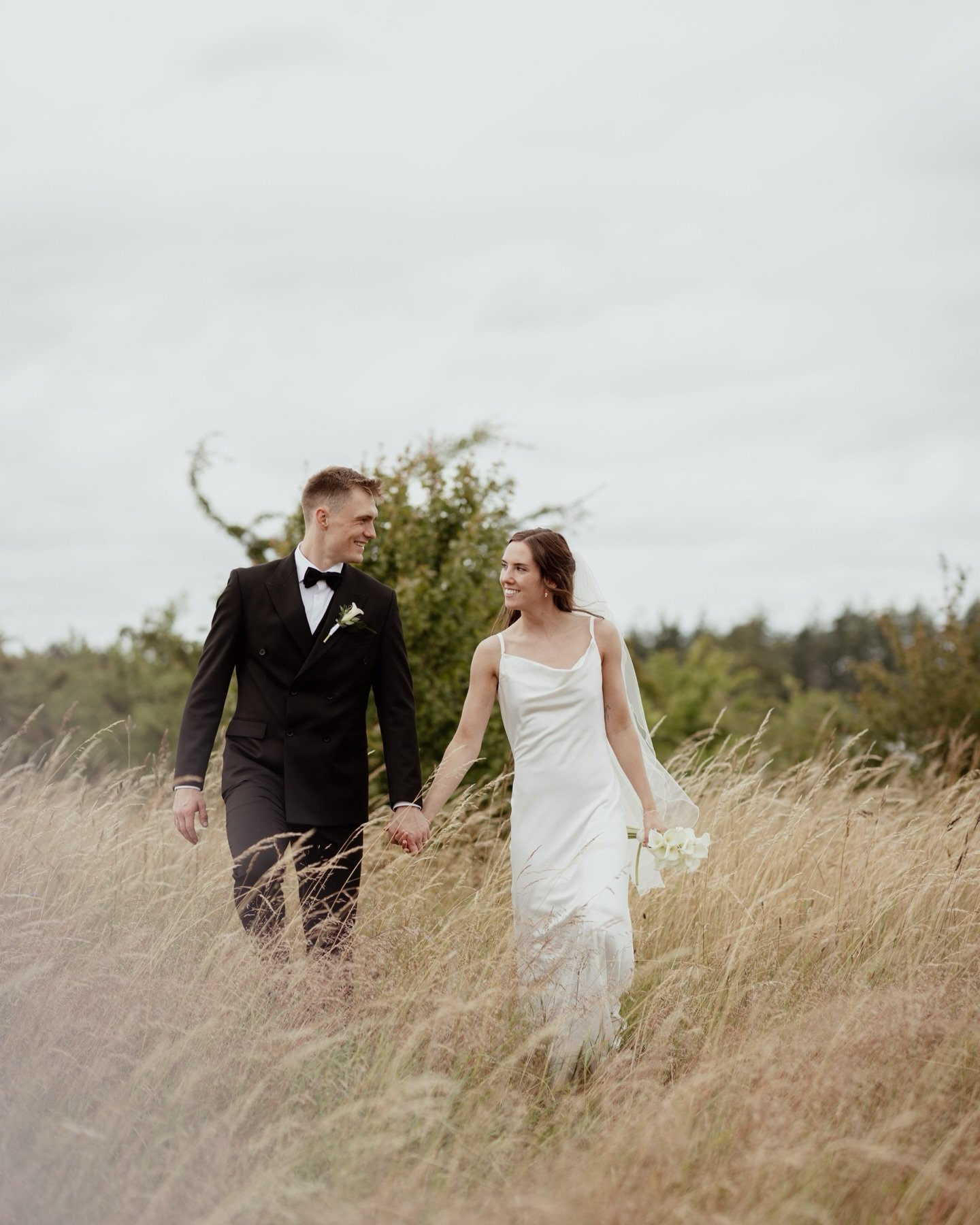 Jeg kan dufte bryllupss&aelig;sonen, for den venter lige rundt om hj&oslash;rnet og jeg gl&aelig;der mig som et lille barn til juleaften 🤩 .. og med det et lille gensyn med smukke Laura og Malthe fra deres fine bryllup tilbage i juni ✨