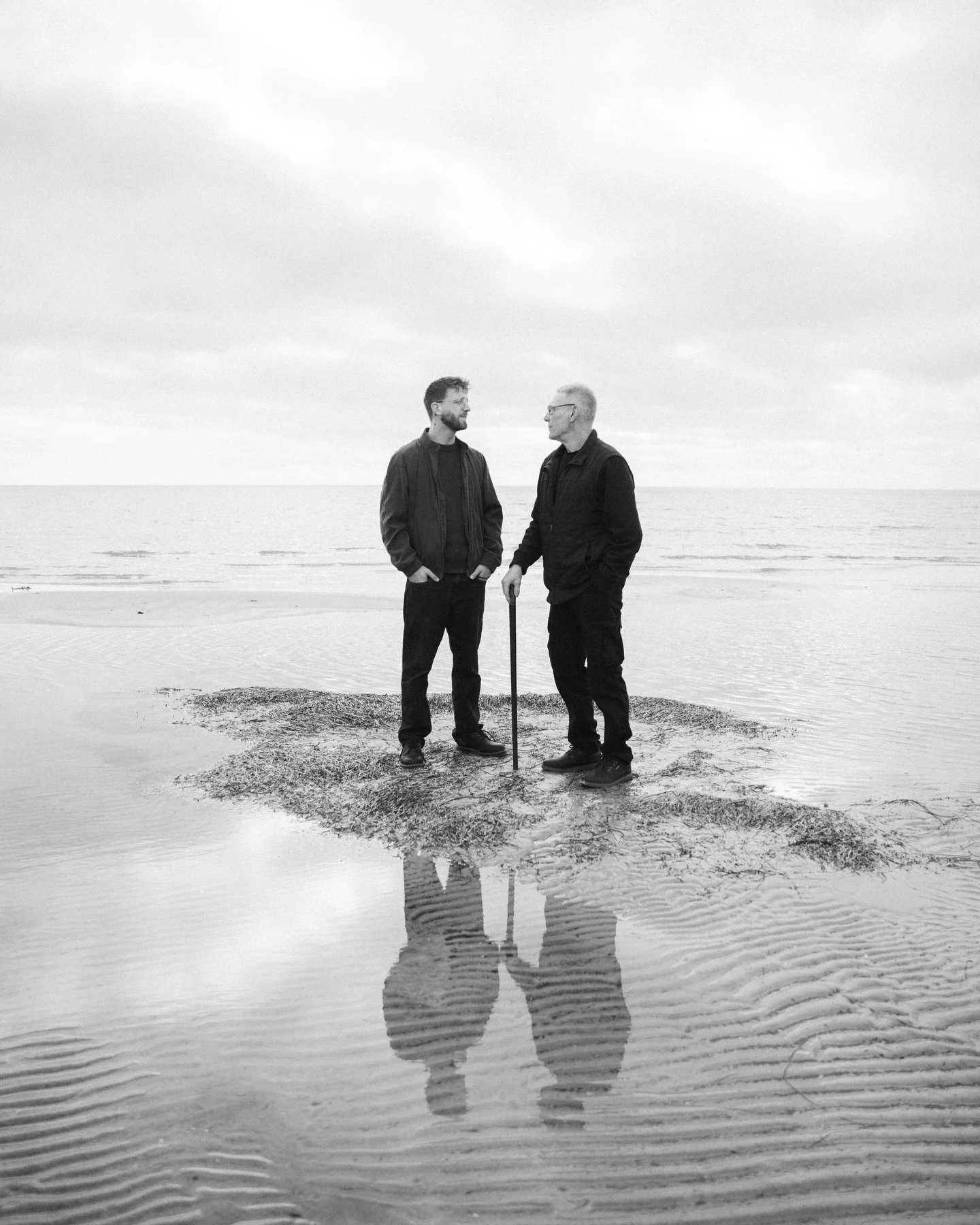 En s&aelig;rlig forbindelse fanget mellem far og s&oslash;n ved havet ✨ N&aring;r I t&oslash;r give jer hen til momentet, relationen og min tilstedev&aelig;relse med kameraet, opst&aring;r noget helt specielt - en &aelig;rlig, k&aelig;rlig og n&aelig