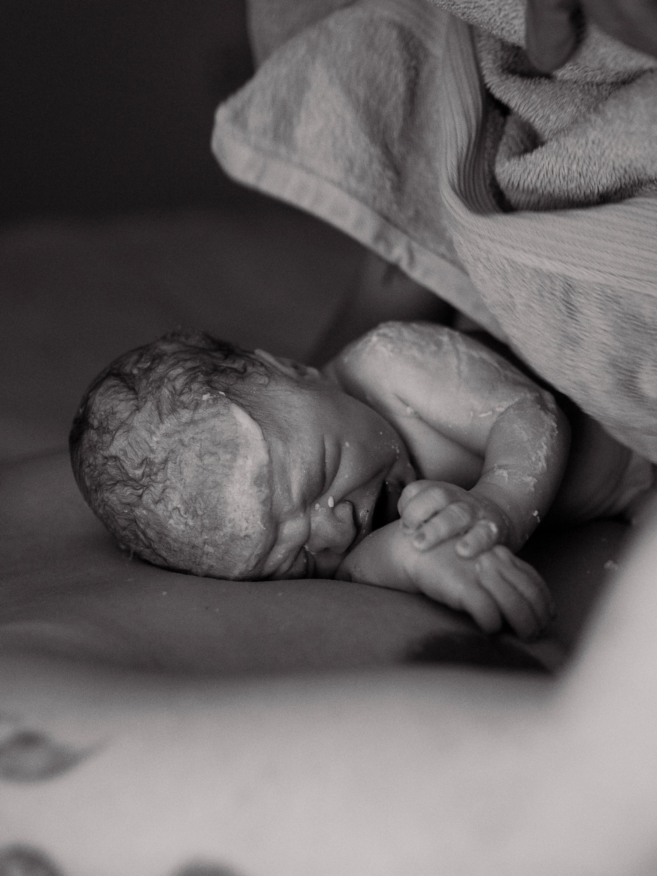 N&aring;r liv kommer til verden ✨ Jeg er fyldt af taknemmelighed over s&aring; smuk og livsbekr&aelig;ftende en oplevelse. #birthphotography #f&oslash;dselsfotograf