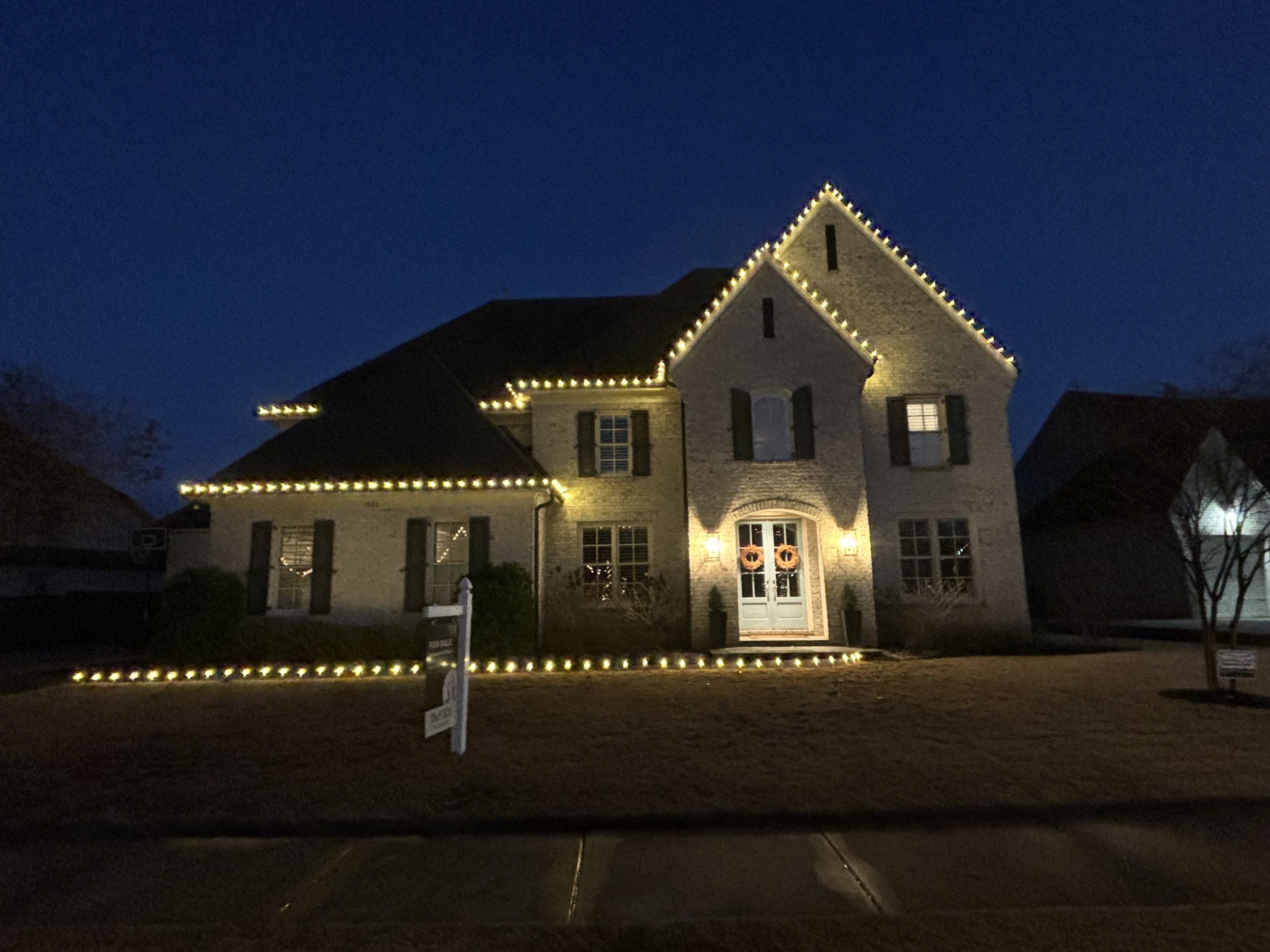 Roofline Christmas lights installed on a Collierville, TN home by 901 Lighting Elves
