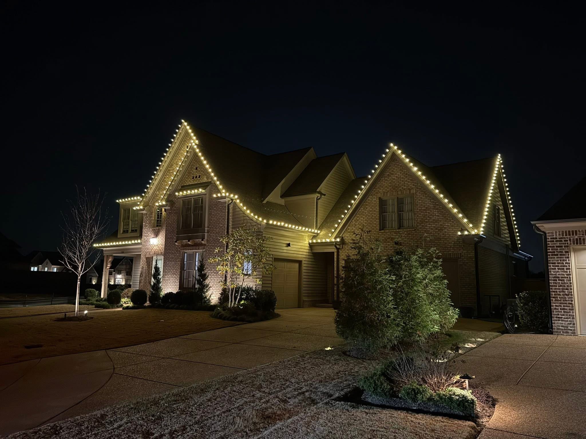 Roofline Christmas lights on a Piperton, TN home by 901 Lighting Elves