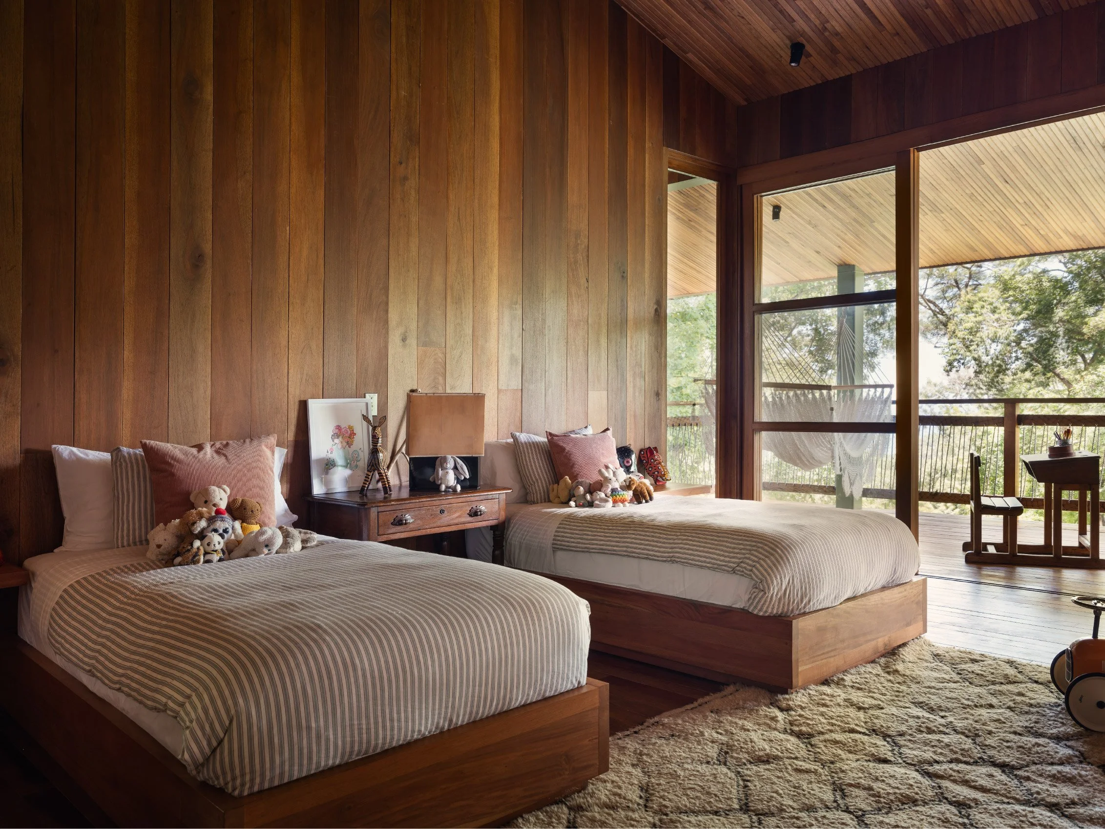 Al Suave House bedroom in Santa Teresa, Costa Rica, with twin beds and timber walls, FAMM Arquitectura