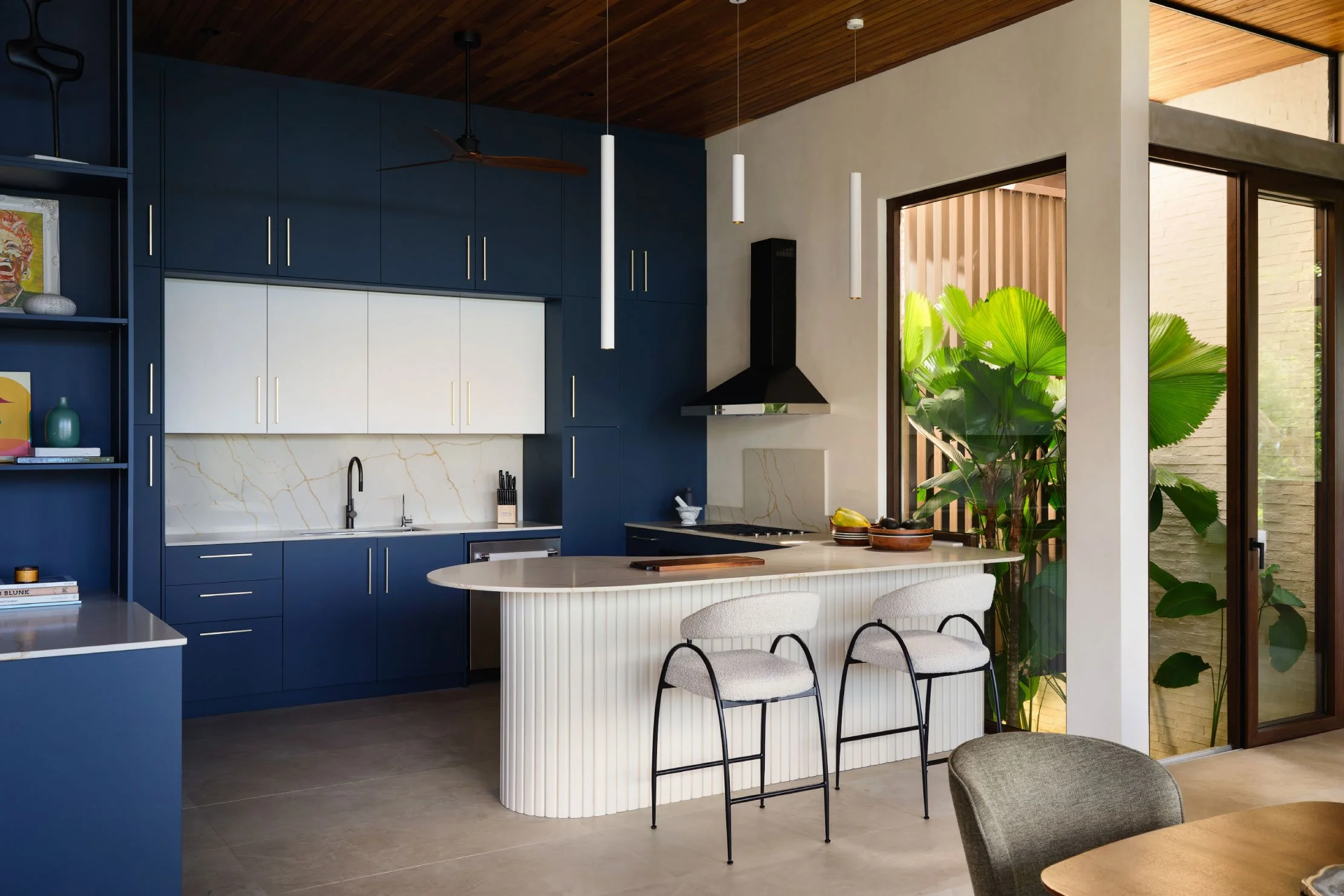 Minibauta House dining area in Santa Teresa, Costa Rica, with timber ceiling and open kitchen, by FAMM Arquitectura