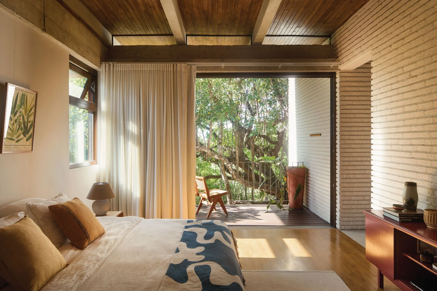 Tres Pochotes House bedroom by FAMM Arquitectura — timber ceiling and sliding doors opening to a treetop terrace, Playa Hermosa, Costa Rica