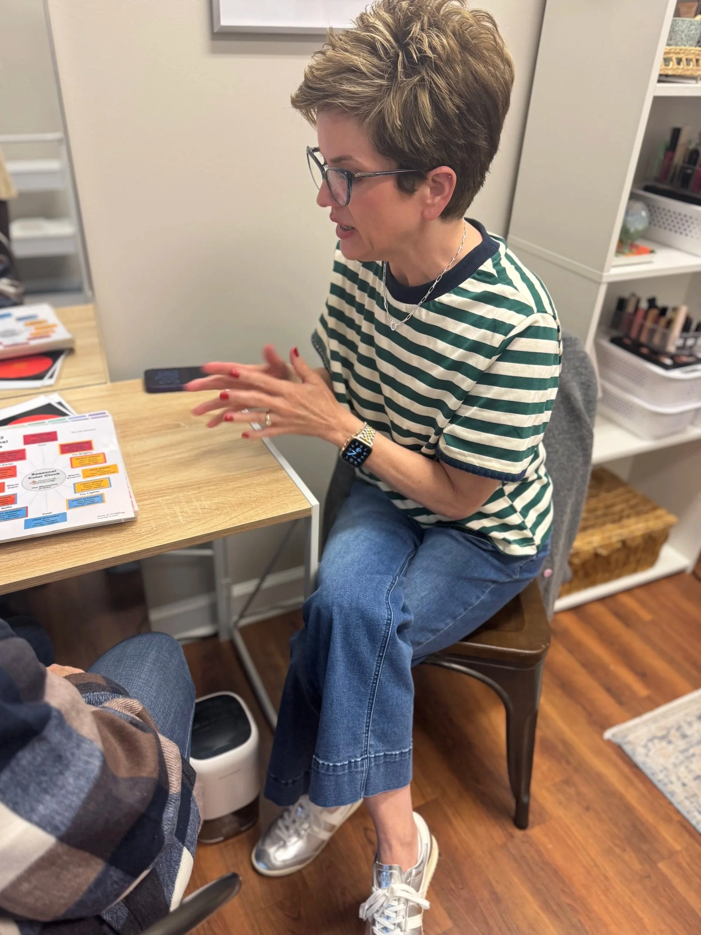 Color analyst explaining the 12 color seasons in a studio.