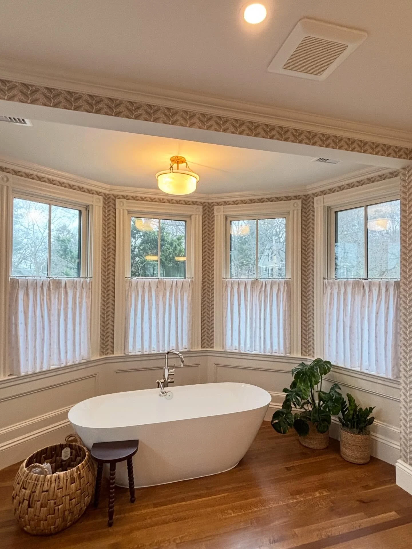 Cafe curtains are timeless 

#design #drapes #boston @katemaloneyid