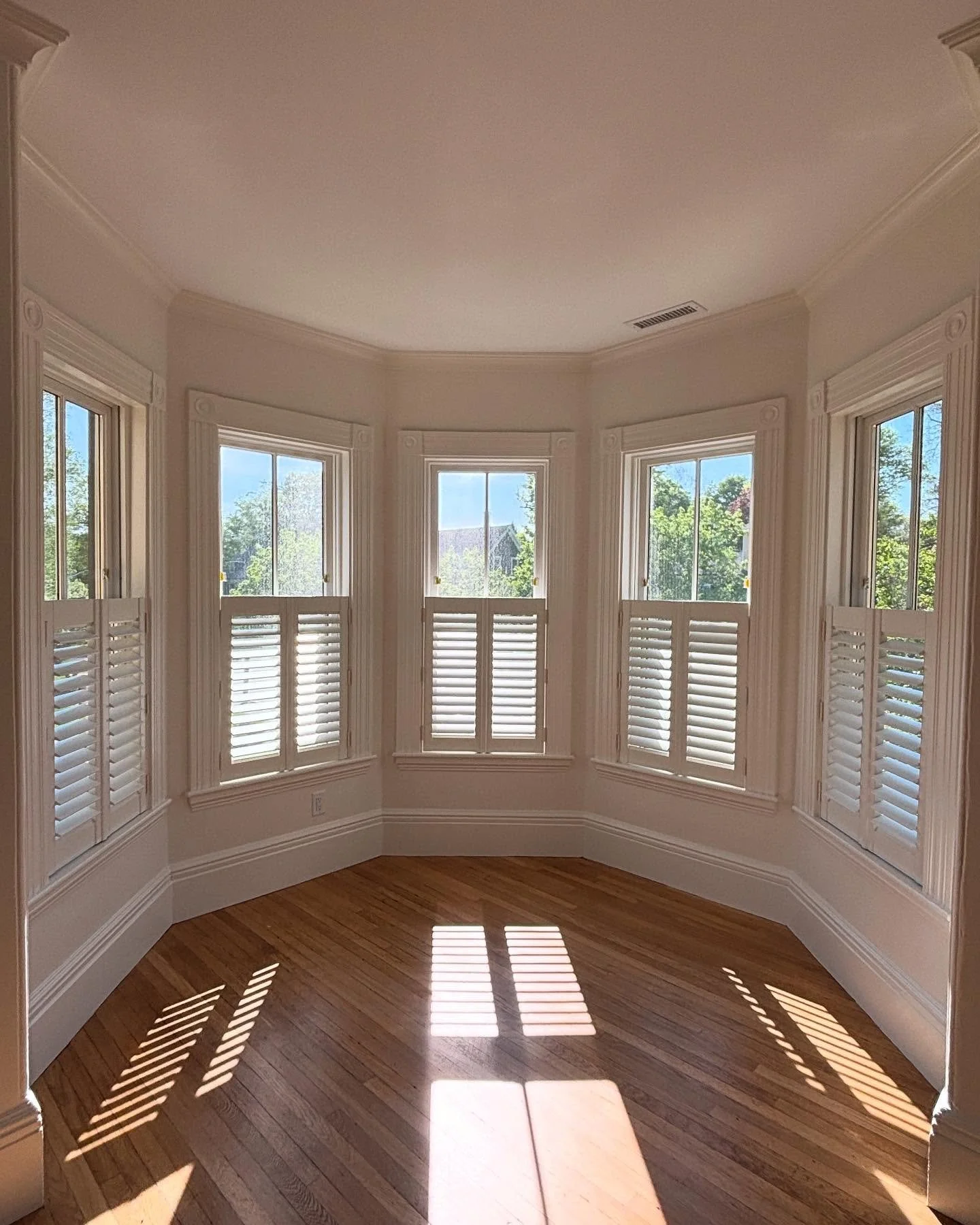 It is just mesmerizing looking at these cafe shutters in this unique room.
#windowtreatments #design #boston