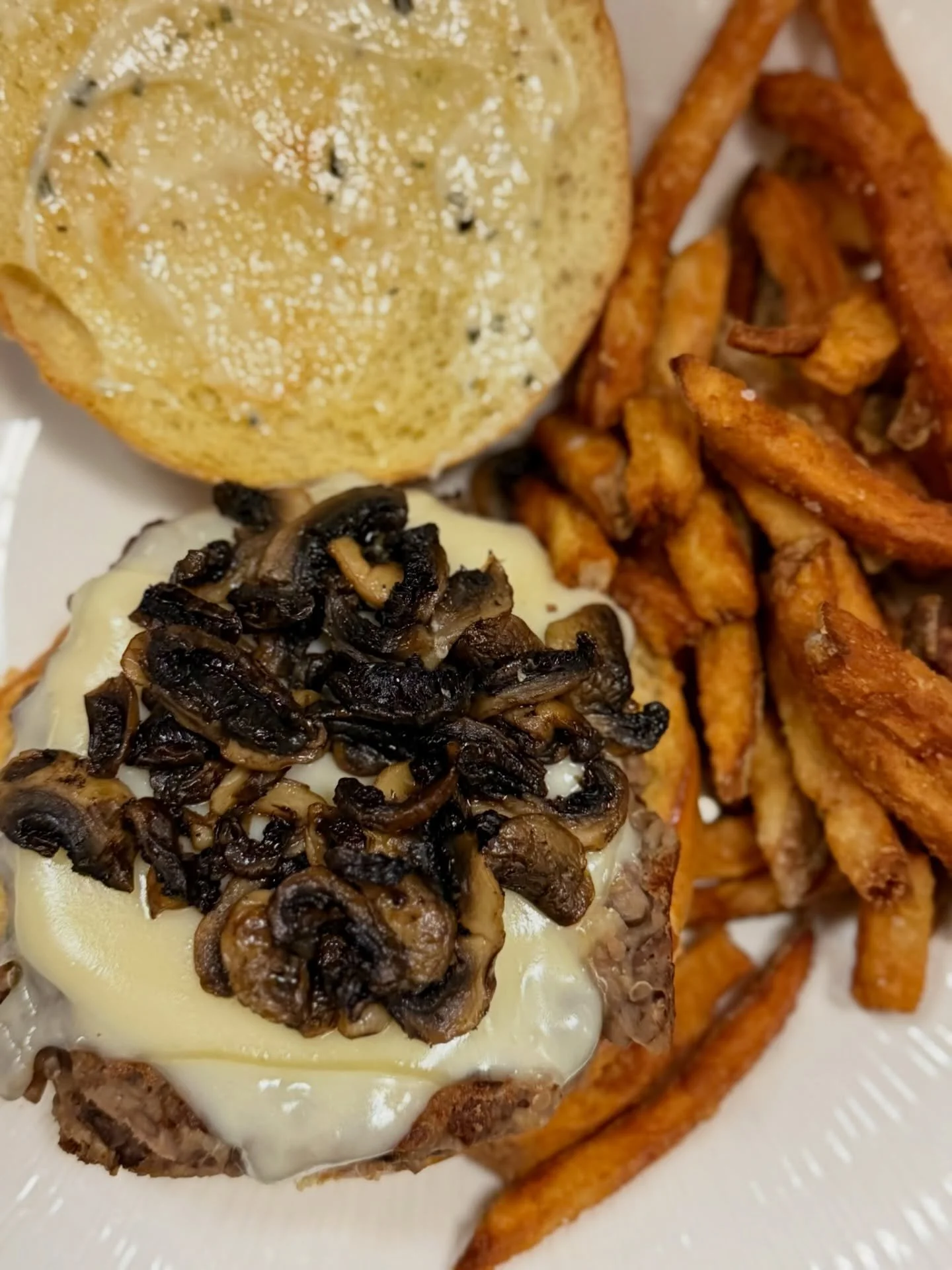 Our Black Bean Burger - a sophisticated way to get your protein in. 😉 Make it dairy free by excluding the aioli and cheese or gluten free by subbing out a gluten free bun. Or skip the bun all together... you choose. 🥰
#avenuekitchen #housemade #hea