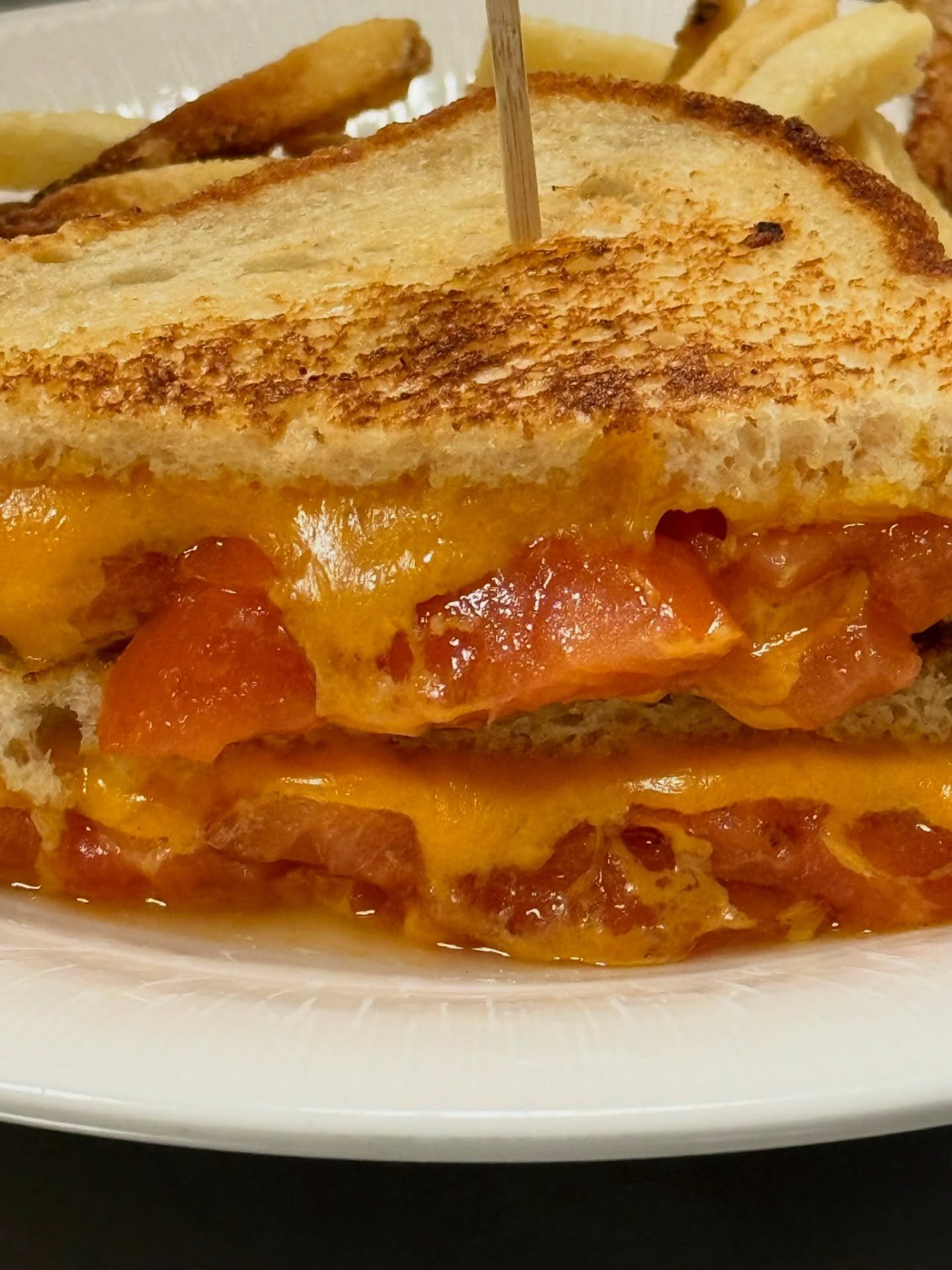 Classically comforting. 🥪 🍅 Enjoy this grilled cheese + tomato with a cup of tomato bisque or French onion soup.

#balancedeats #avenuekitchen #phillyeatsgood #housemade #makeglutenfree