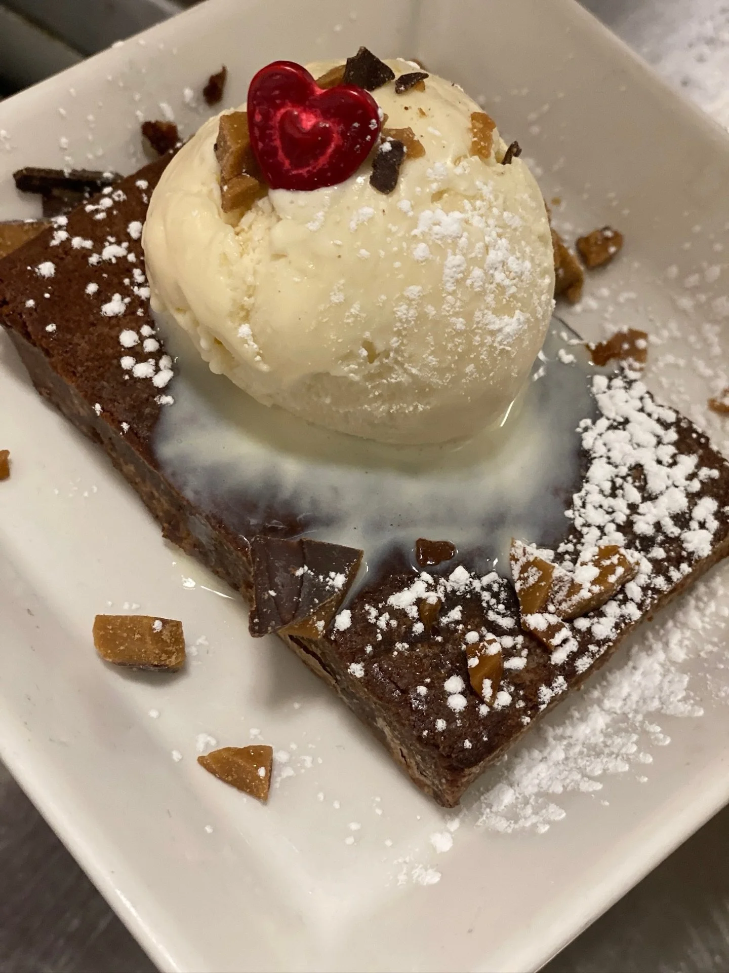 Because nothing says &ldquo;I love you&rdquo; like chocolate. 🍫 ❤️ {toffee brownie sundae} 

#avenuekitchen #chocolatelovers #housemade #valentinesday