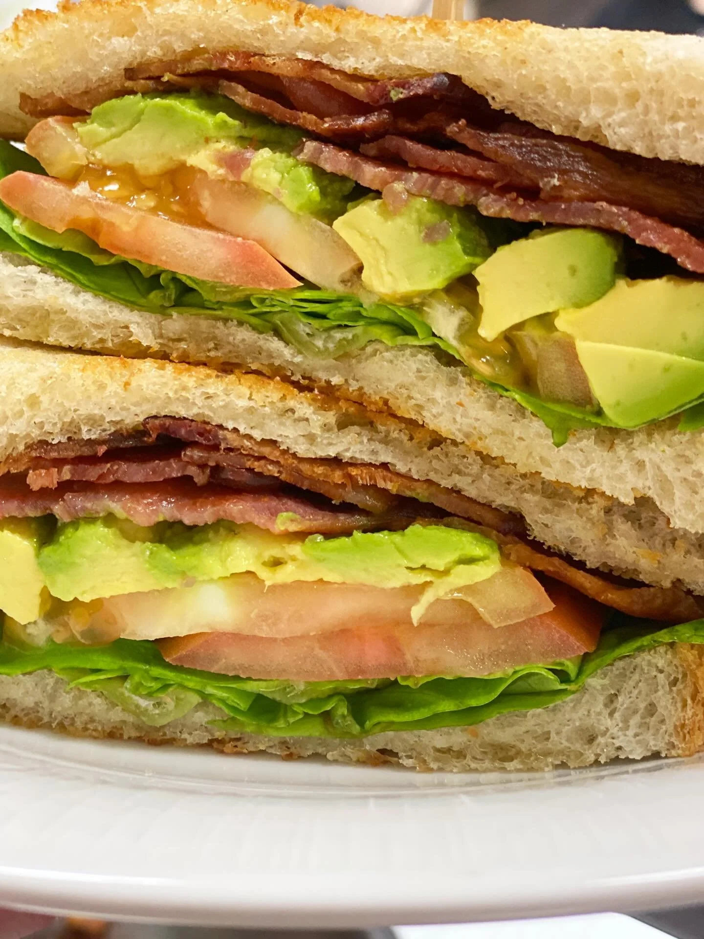 Layers of flavor! 🥓🥑 {avocado BLT}