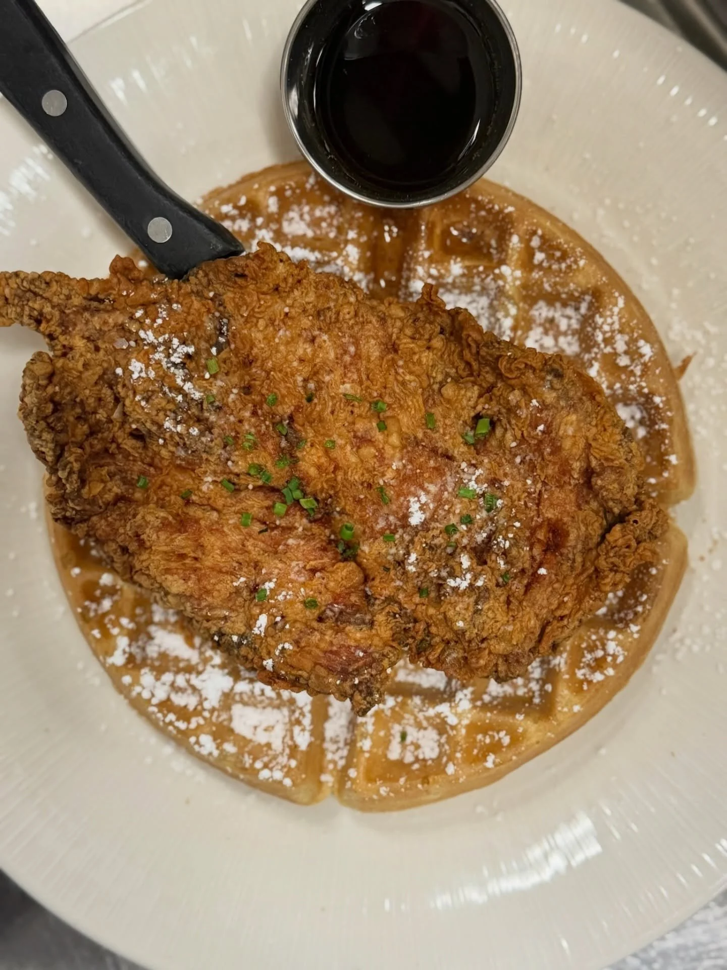 Because every Wednesday deserves Chicken and Waffles. 🧇 ❤️

#avenuekitchen #housemade #chickenandwaffles #brunch #lunch