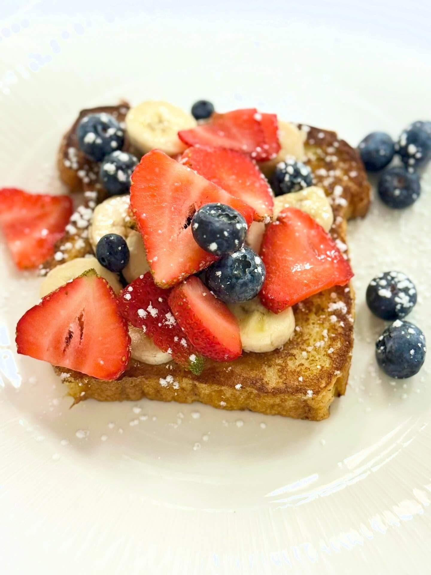 When March feels like spring, french toast + fresh fruit just hits different ☀️🍓
