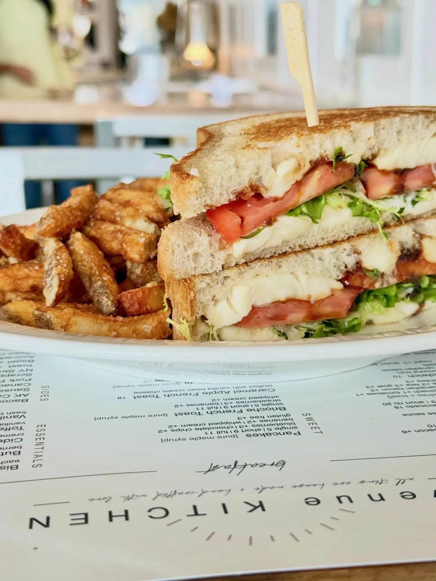 The perfect lunch: The Caprese sandwich + crispy hand cut fries {grilled sourdough, fresh mozzarella, heirloom tomatoes, balsamic glaze} 🍅

#avenuekitchen #lunchhour #theperfectbite #glenmillspa