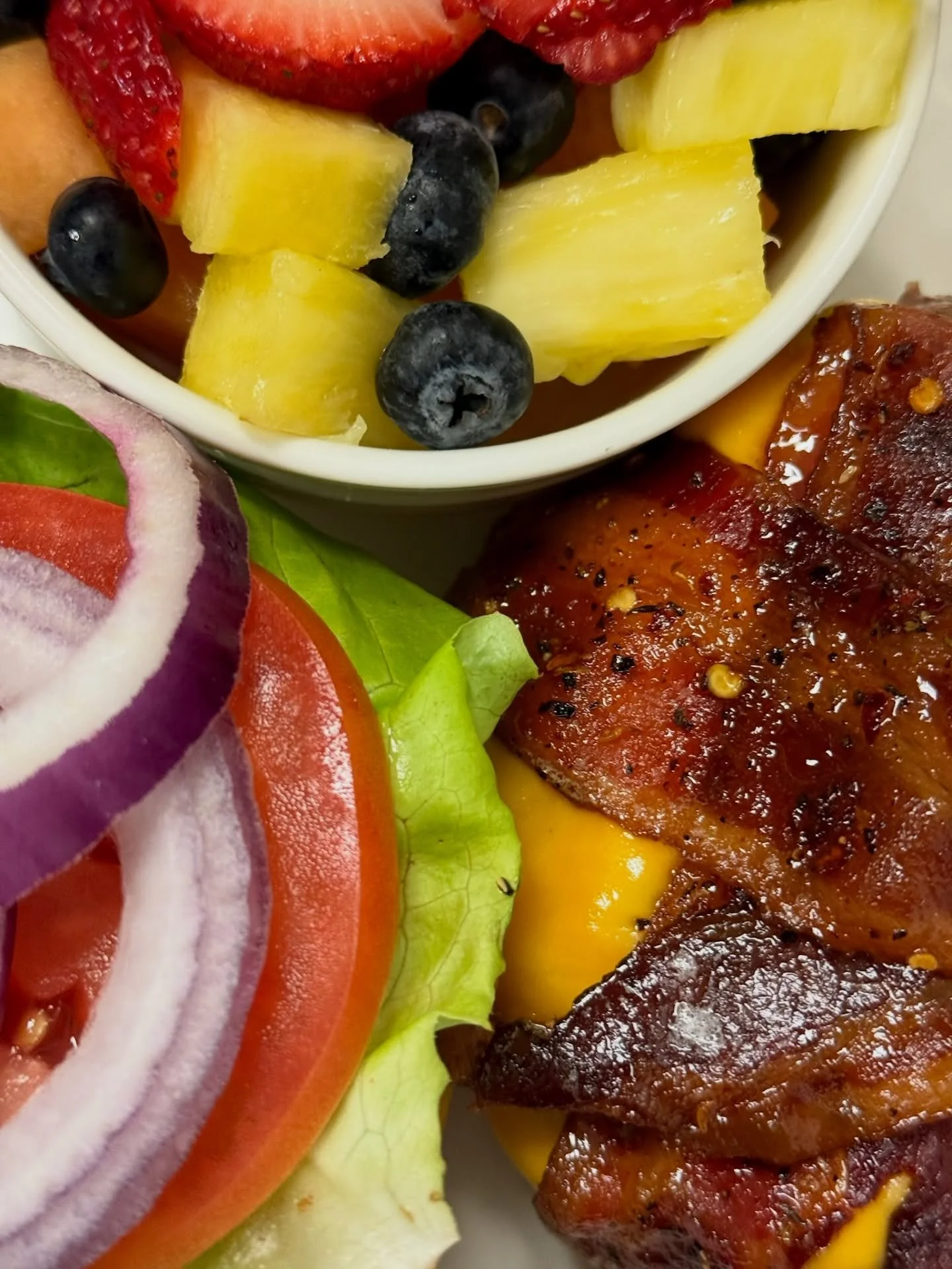 Fresh, colorful, + indulgent🍔✨

{AK million dollar burger + side of fruit}

#avenuekitchen #burgergram #lunchhour #balancedmeal