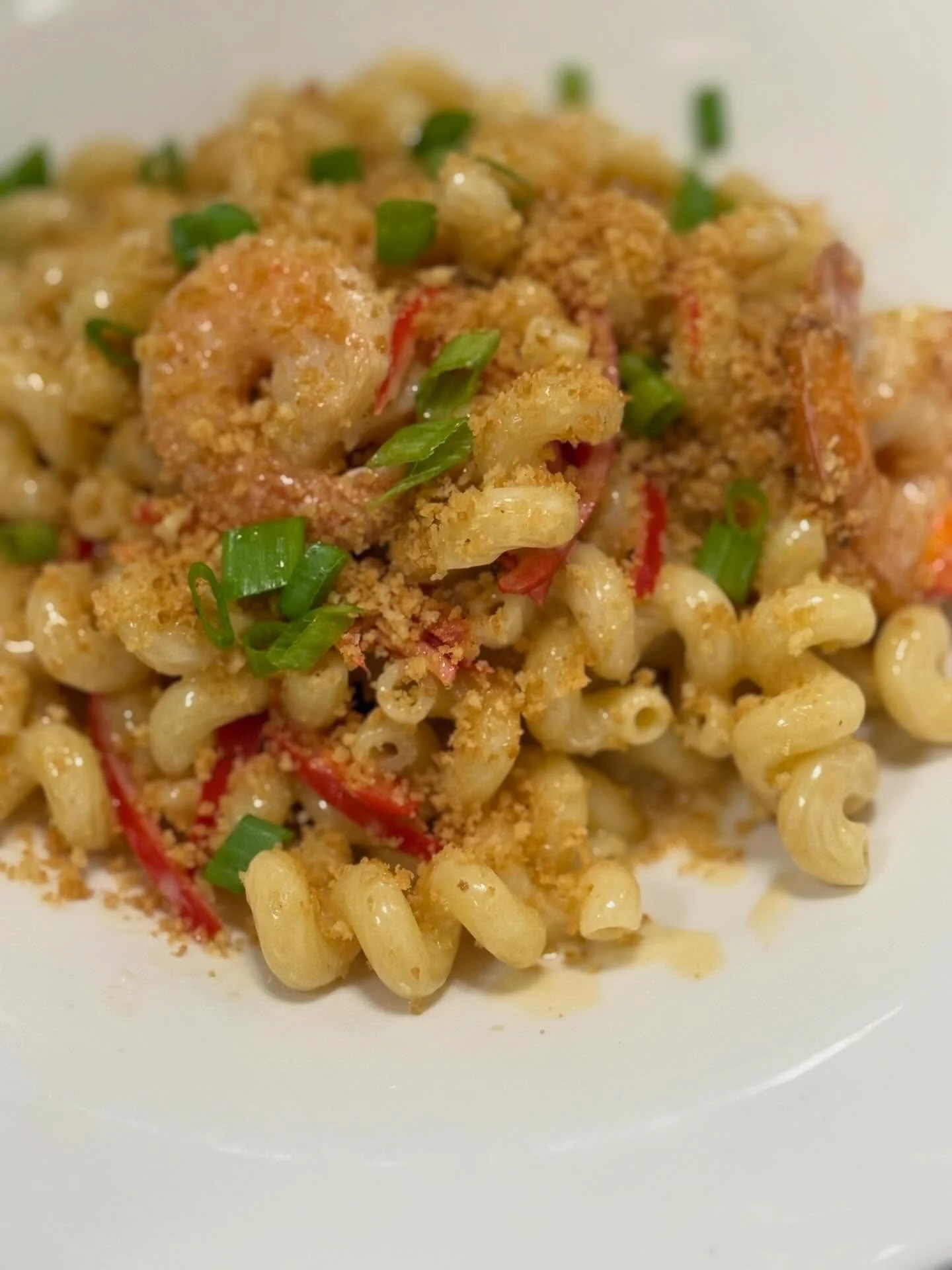 Tonight&rsquo;s move: shrimp cavatappi 🍤 {fresno chili+scallions, white wine, parmesan bread crumb}