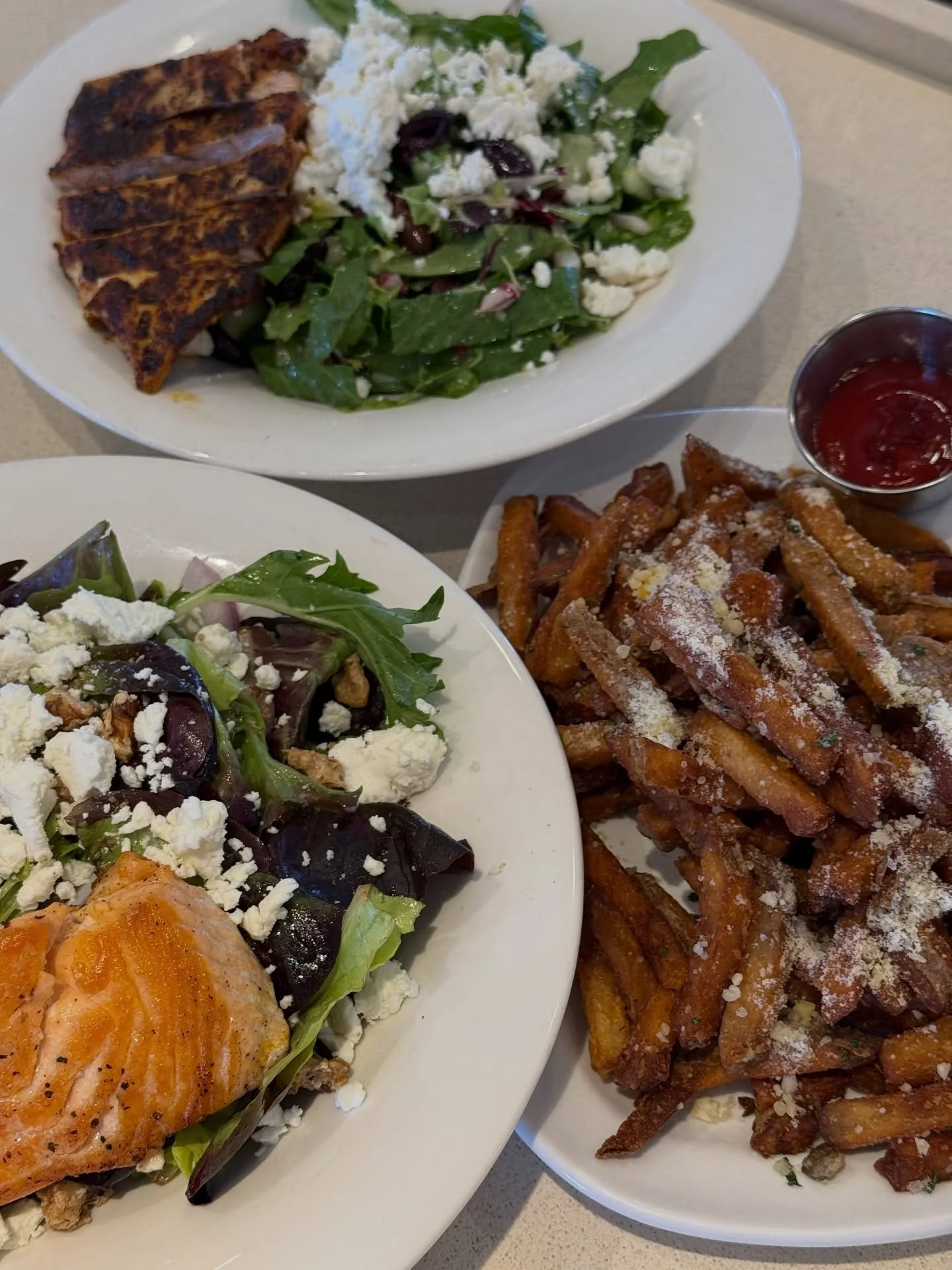 Salads + truffle fries. Monday but better. 🥗 🍟

#balancedmeals #girldinner #mondaymeals #avenuekitchen #delcoeats
