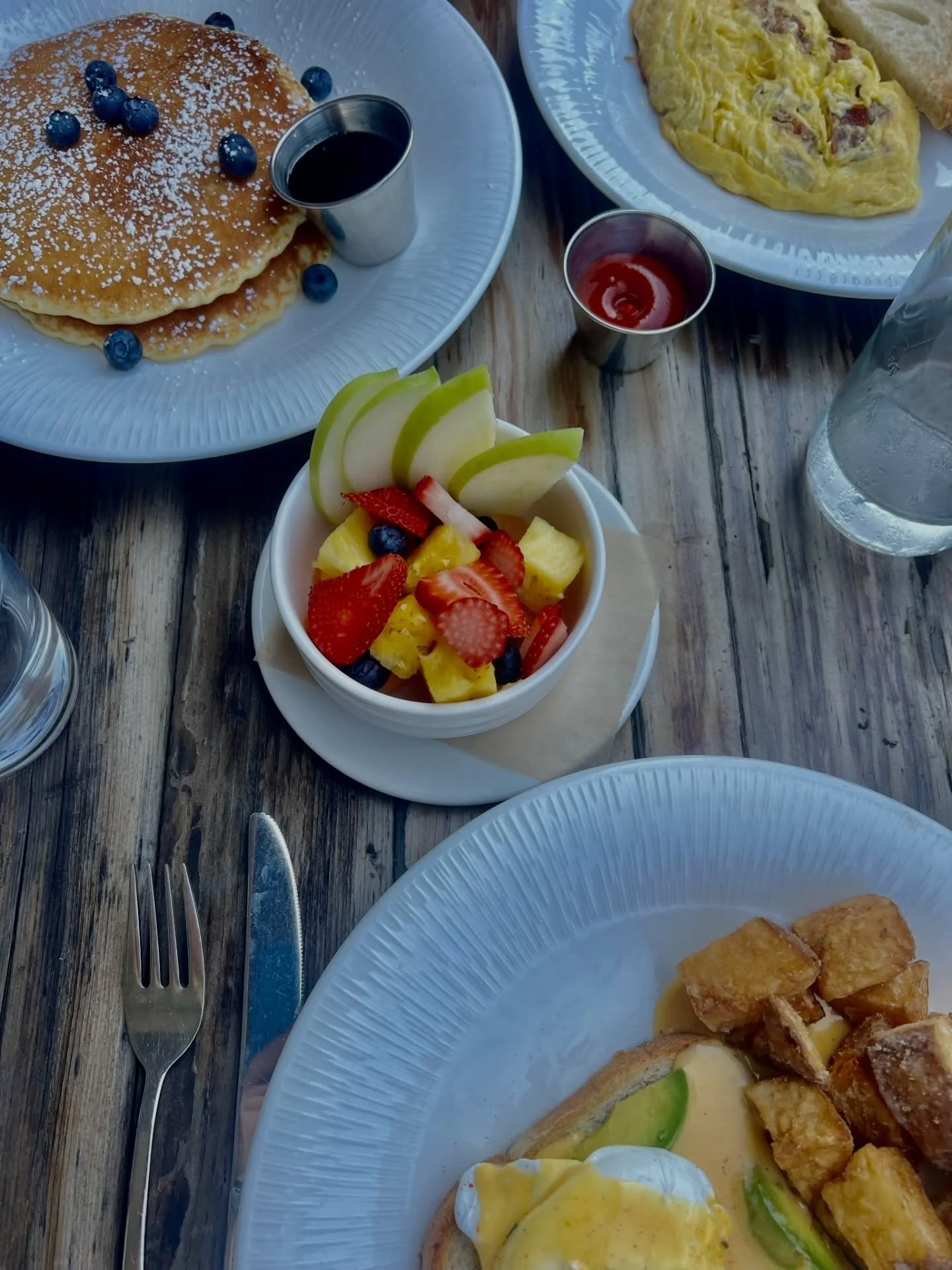 Wakey wakey eggs and bakey&hellip; and a side of pancakes for emotional support 🥞🍳

#breakfast #brunch #mondayeats #housemade #avenuekitchen