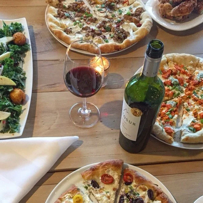 Looking for a place to grab drinks+a bite to eat with a little something for everyone? We&rsquo;ve got you covered 8am till 8pm Friday+Saturday!🍷🍸🍕🥗🌮🍔