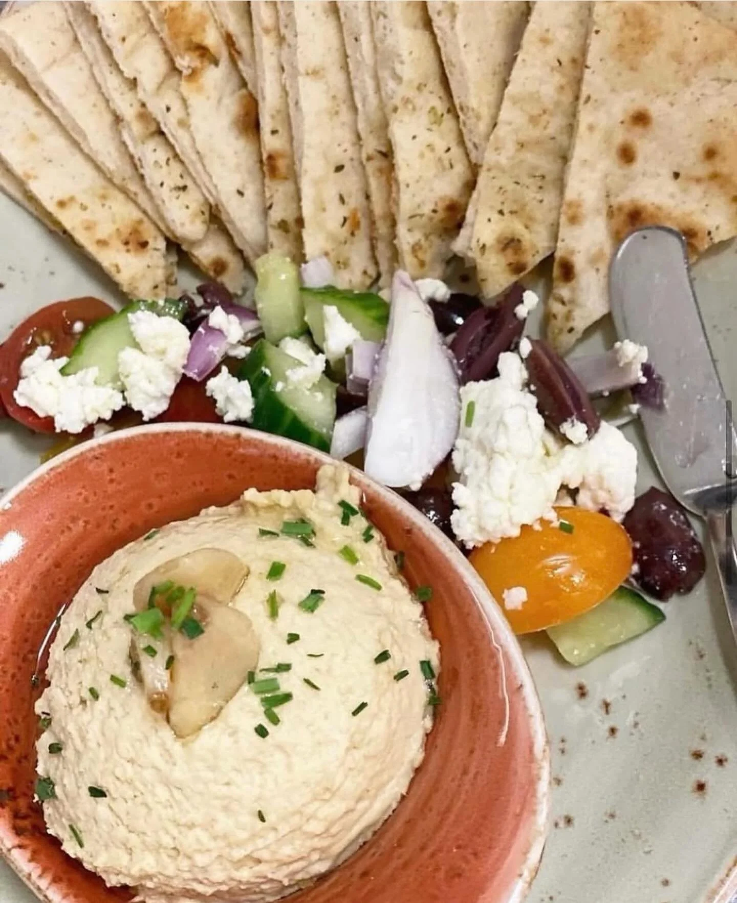 For sharing or keeping all to yourself&hellip; Housemade Roasted Garlic Hummus {tomatoes,cucumbers,feta cheese,kalamata olives,sea salt pita} 

#hummus #vegeterian #delcoeats #avenuekitchen #snack