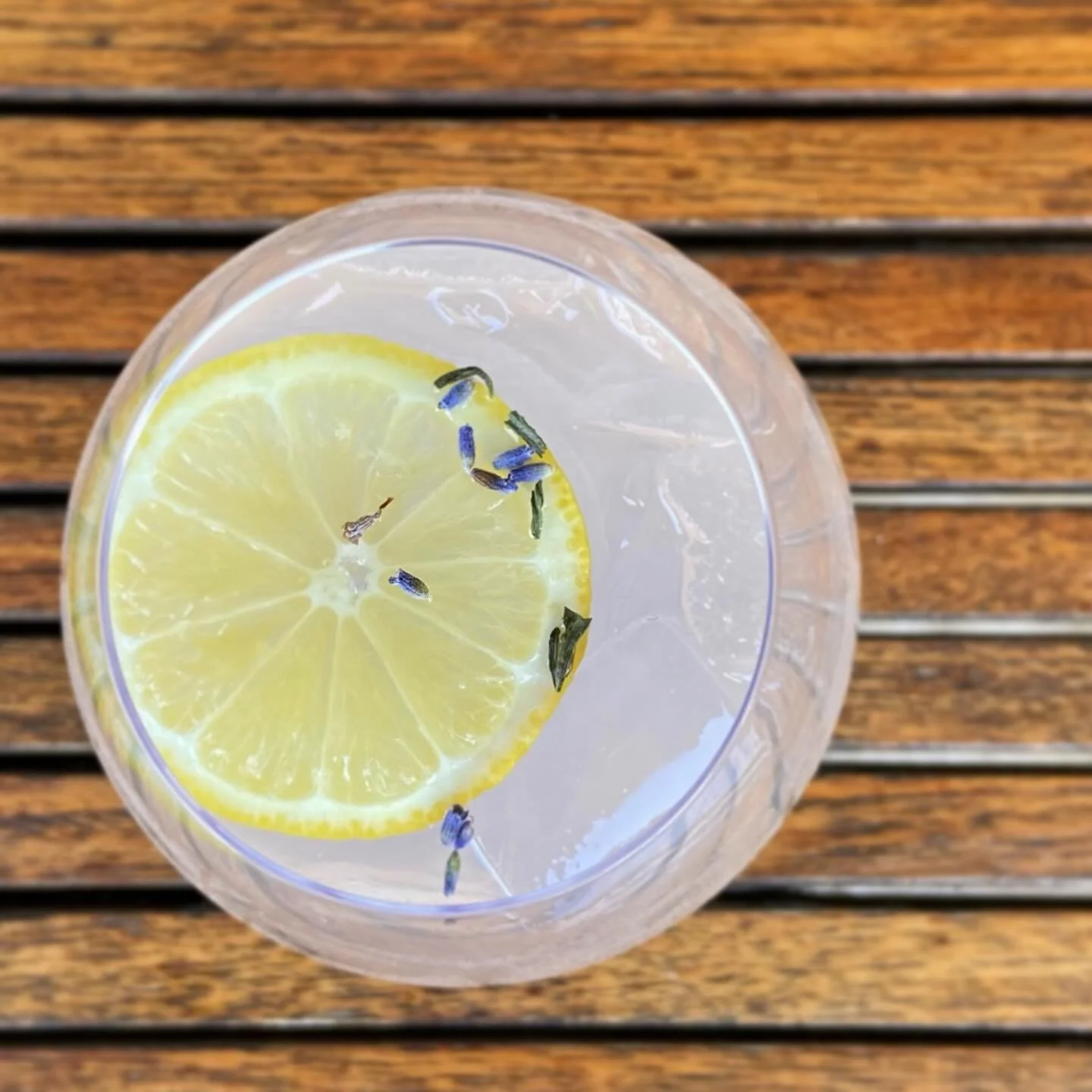 Spring tastes like lavender lemonade. Sip it your way - spiked or not. 🍋💜 
 
#spring #lemon #lavender #avenuekitchen #cocktails