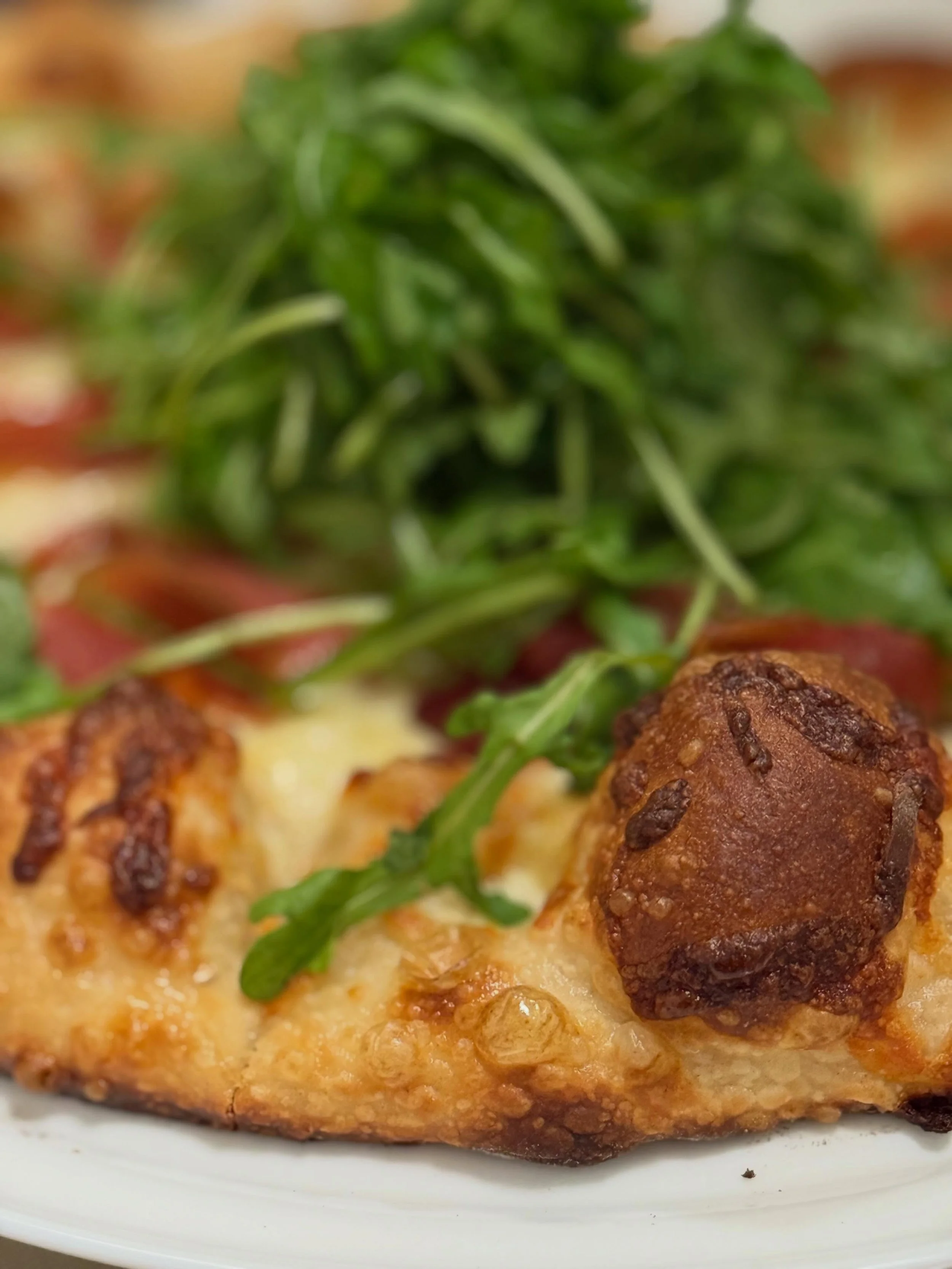 It&rsquo;s Pizza Friday!🔥 Handcrafted dough, quality ingredients, and the perfect sweet &amp; savory bite {prosciutto,fig+arugula}

#pizzafriday #delco #pgachamp #avenuekitchen #happyhour