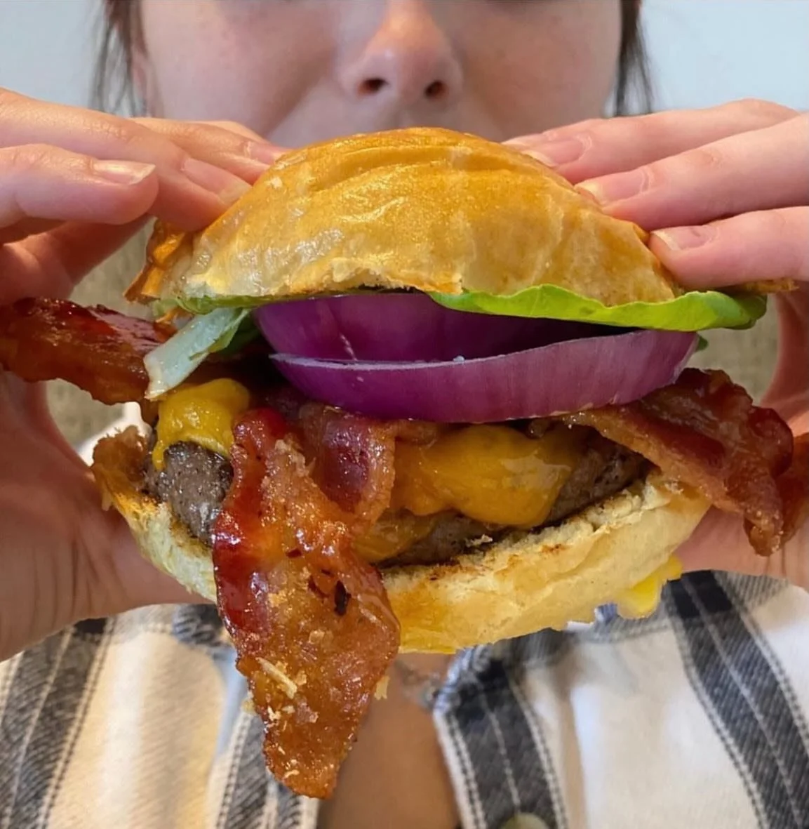 When the burger&rsquo;s bigger than your appetite&hellip; but you&rsquo;re going for it anyway. 🍔🔥 {AK candied bacon,melted cheddar,LTO, buttery brioche bun} #burgergoals #biteintothis #MDW #delco #avenuekitchen