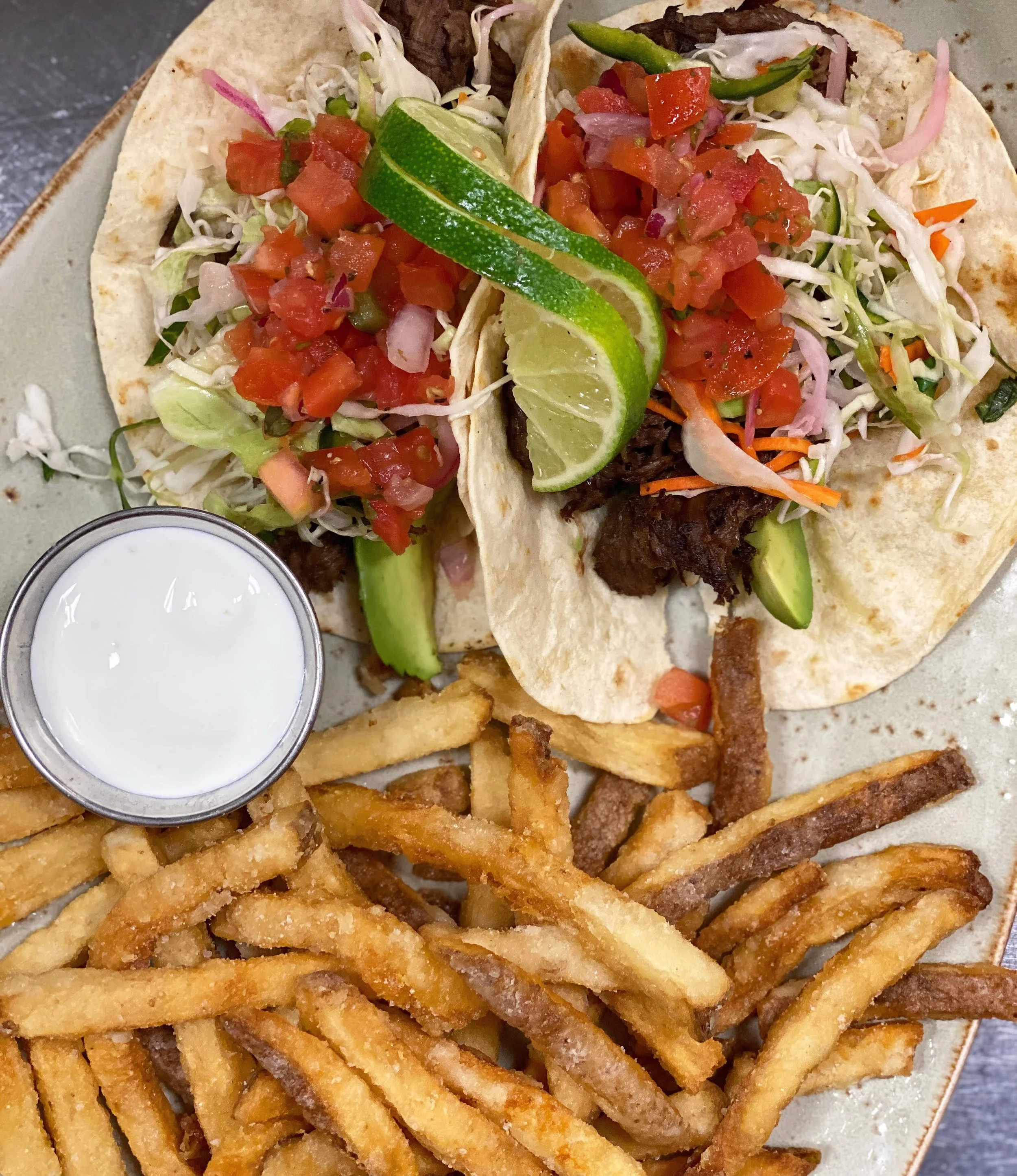 Sunshine and short rib tacos 🌮 Sounds like the perfect Tuesday to us ☀️ 

#tacotuesday #lunch #avenuekitchen #margarita