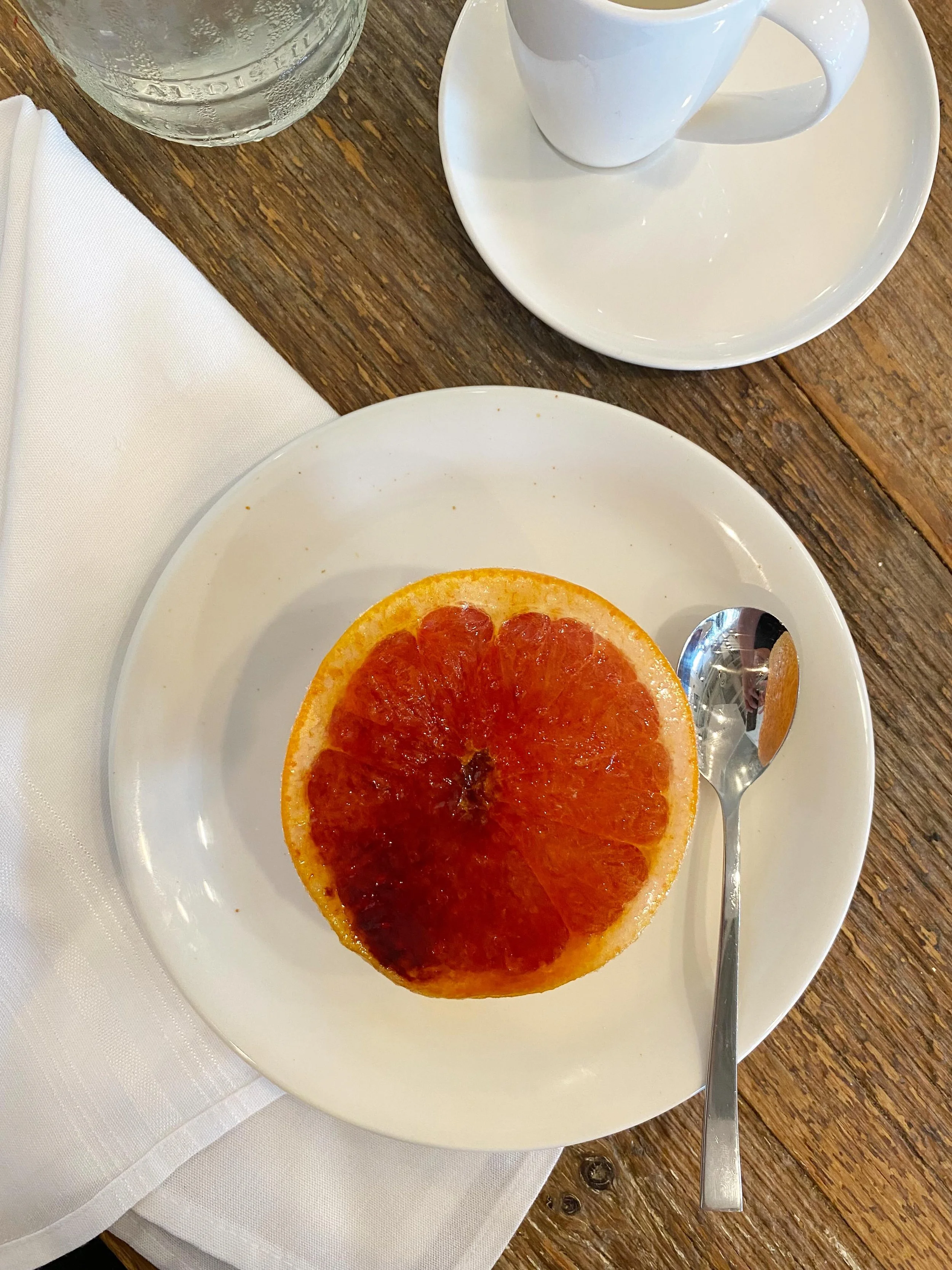 Br&ucirc;l&eacute;ed grapefruit- The perfect combination of sweet and tangy (ruby red grapefruit with a burnt sugar top} 

#breakfast #brunch #pamplemousse #avenuekitchen