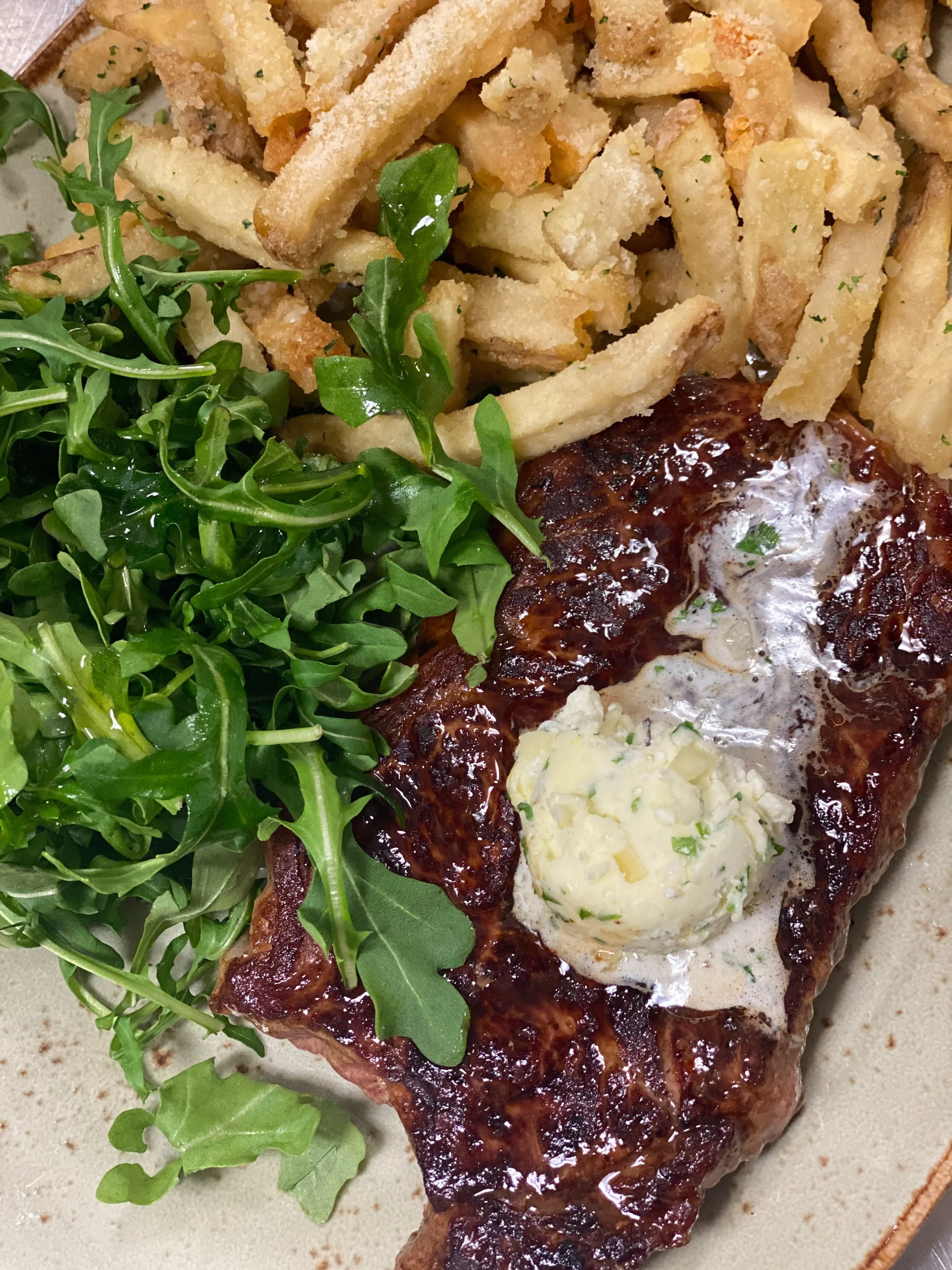 Join us for dinner. Because Saturday is a steak frites kind of night ✨{till 8pm} 

#happyhour 
#dinner 
#saturdaynights 
#cocktails 
#avenuekitchen