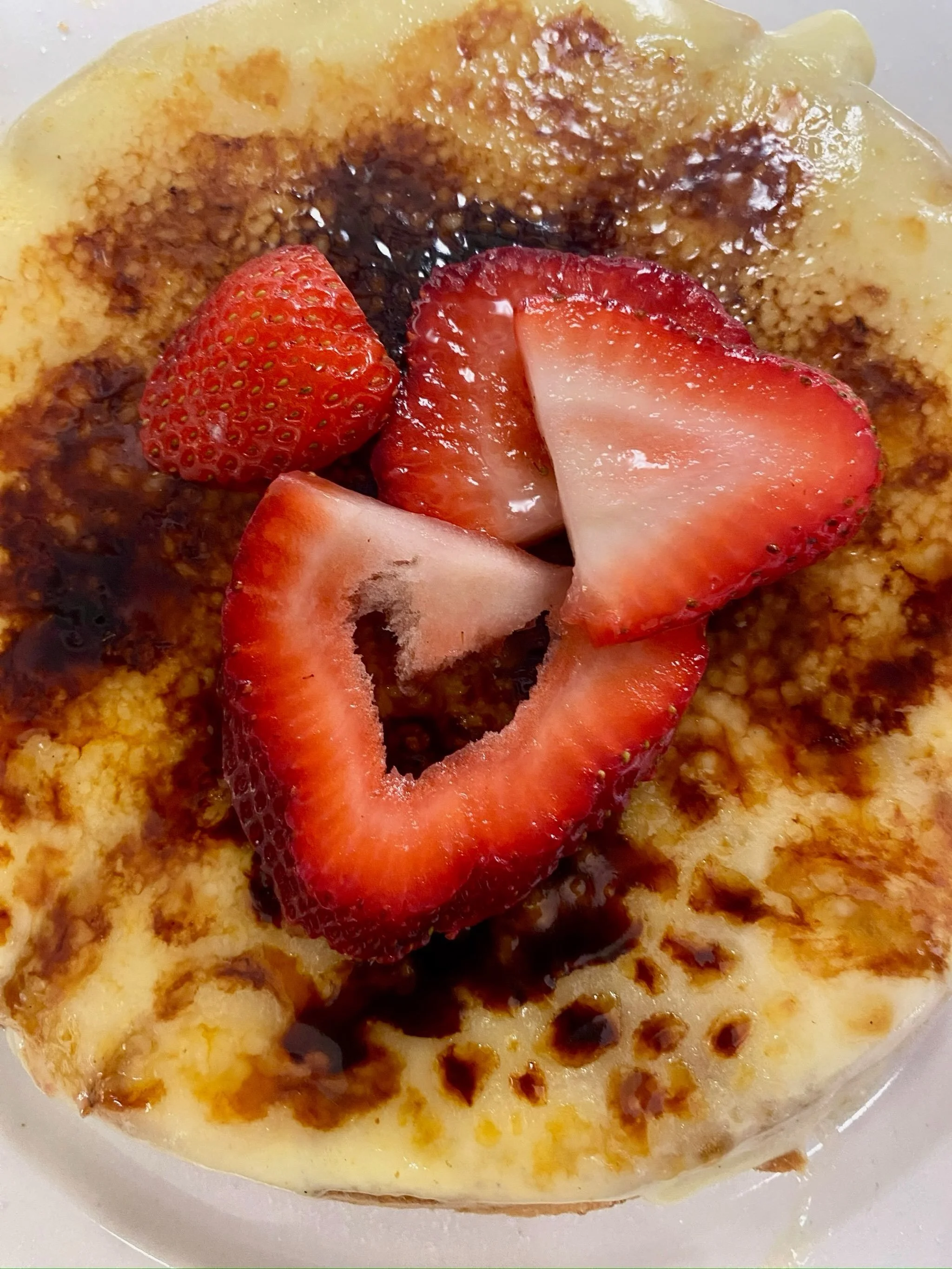 vanilla bean creme br&ucirc;l&eacute;e, made with love ❤️ the strawberry understood the assignment 😉🍓

#avenuekitchen 
#glenmills 
#housemade 
#cremebrulee