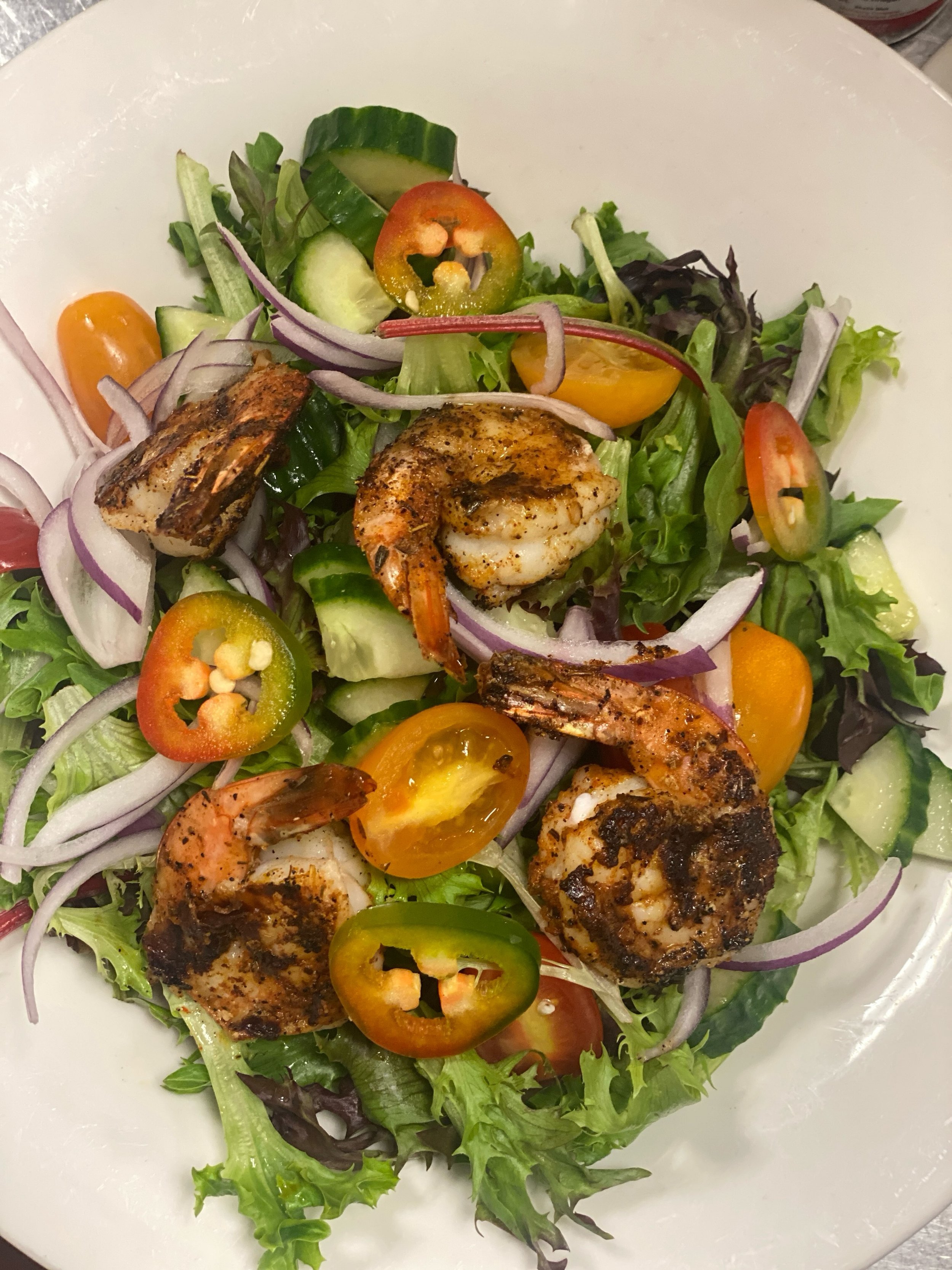 this salad did not come to play 🙌 fresh with just enough heat 🔥

{house salad, blackened shrimp + jalape&ntilde;o} 

#avenuekitchen
#glenmills 
#shrimplovers 
#lunch 
#delcoeats