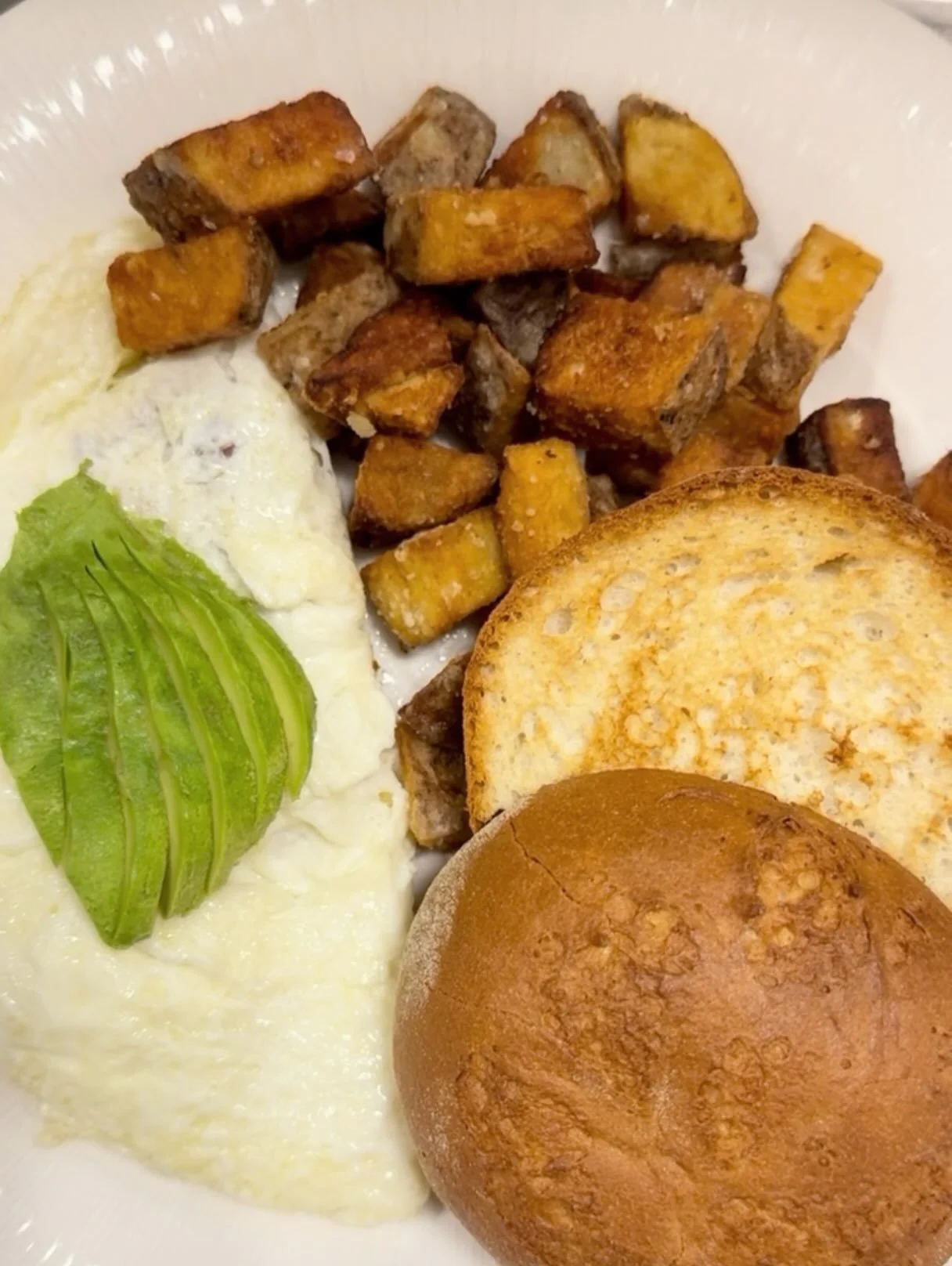 keeping it light without missing a thing. 🤍

{egg white omelette, avocado, crispy homefries + perfectly toasted gluten free bun} 

#avenuekitchen #glenmills #delcoeats #breakfast #brunch