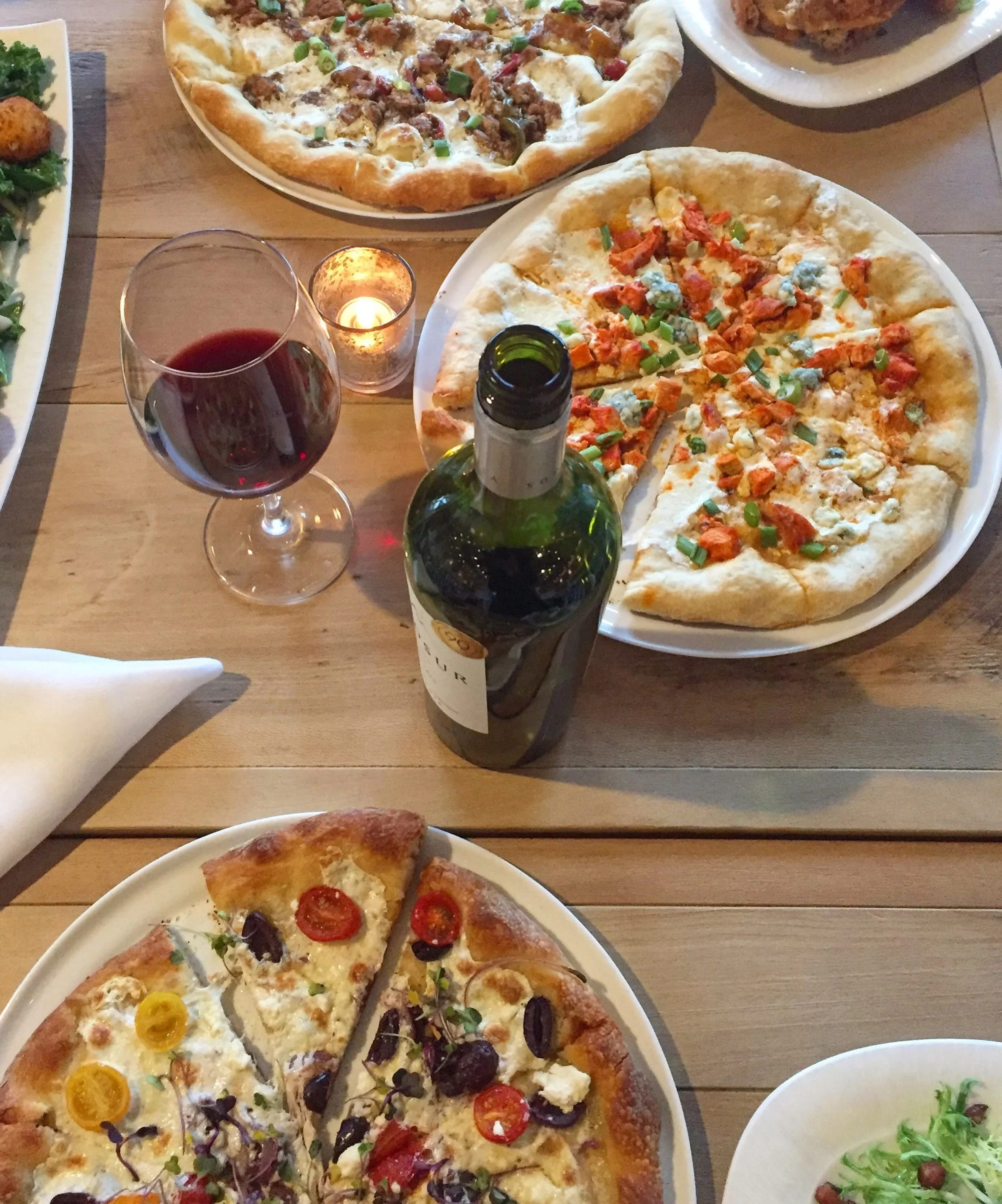 friday, we&rsquo;re in love. 🍕🍷🤍 {happy hour 4&ndash;6pm | dinner till 8pm}

#avenuekitchen #glenmills #pizzafriday #tgif #delcoeats