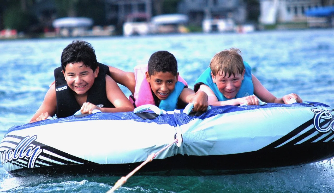 photo fo the Brindley brothers at the lake