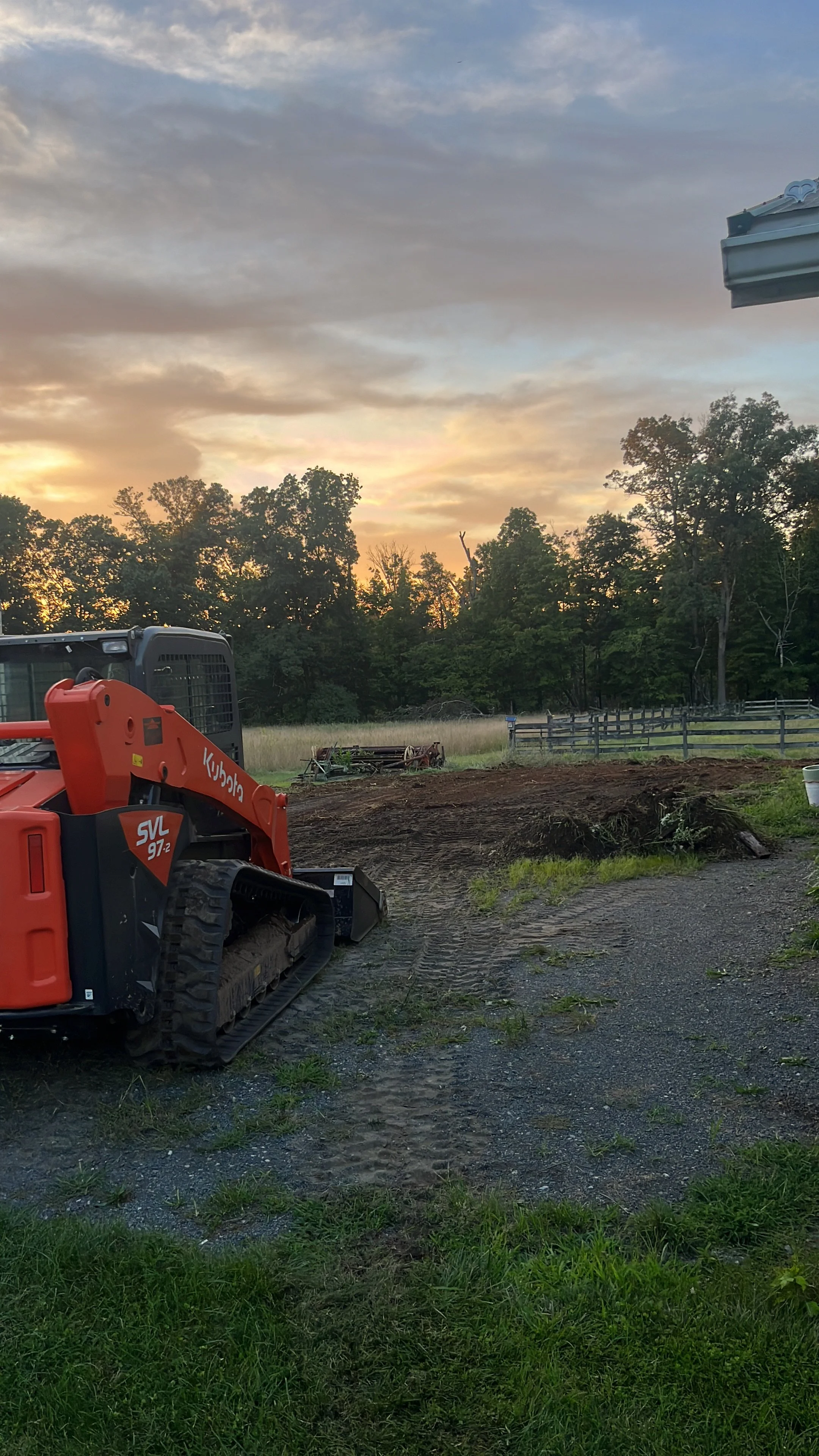 Leveling of a manure pile