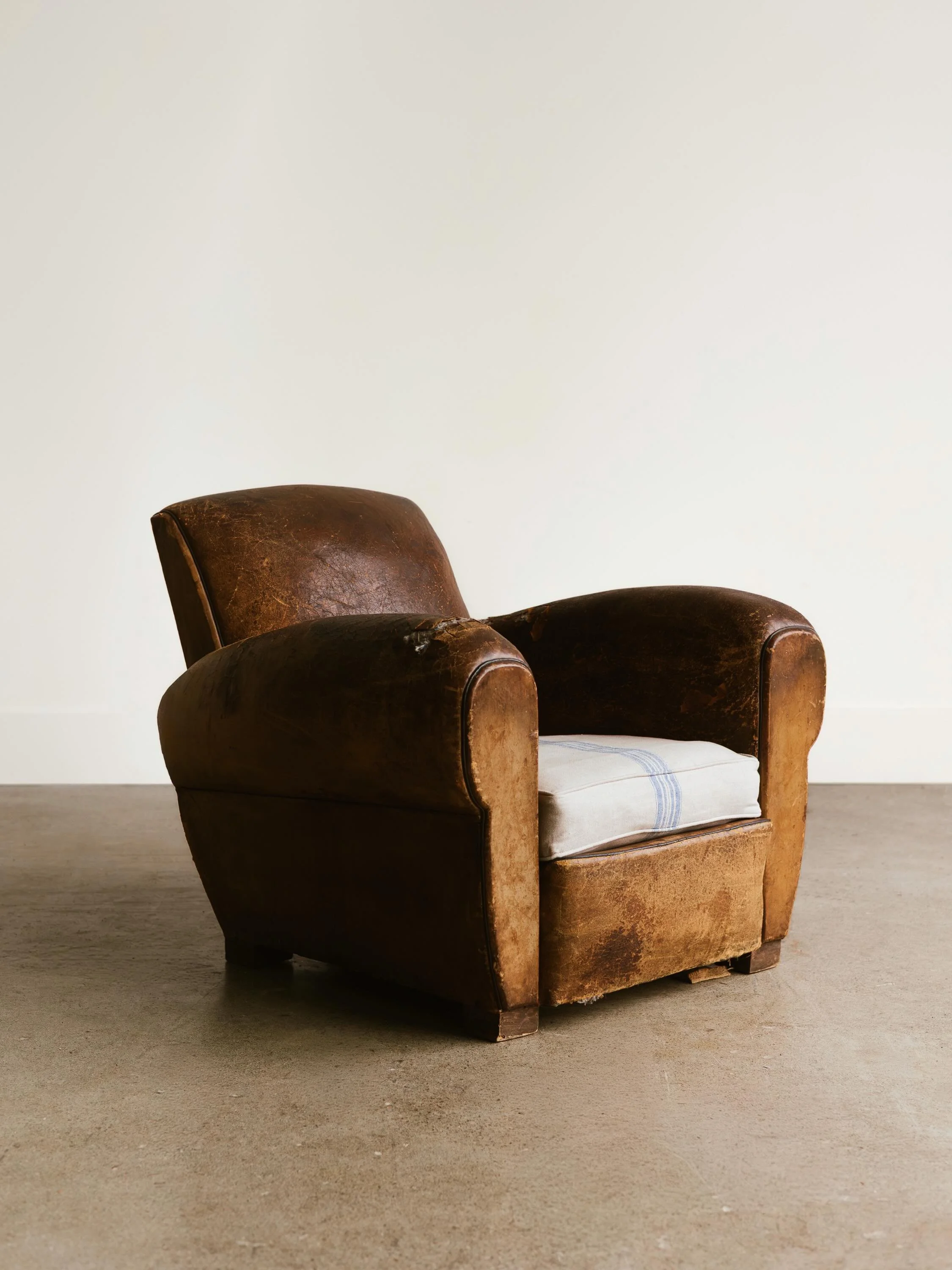 meet our vintage french leather club chair. 🤎

aged french leather with a patina decades in the making. a removable grain sack linen cushion cover sits on top. lift it off and the original leather cushion is right there, perfectly preserved.

a chai