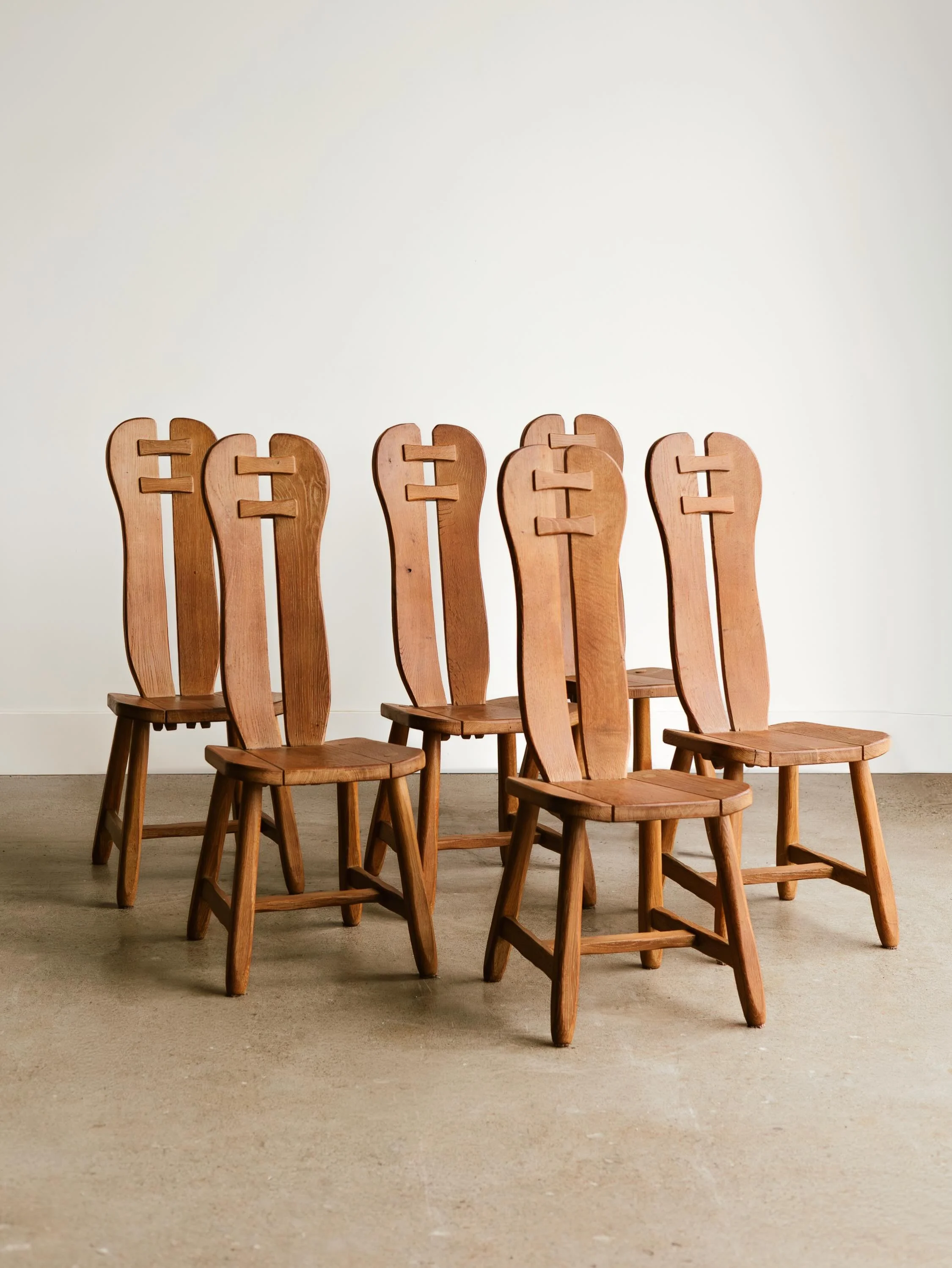 meet our de puydt dining chairs. 🪑 

heavy oak brutalist frames, crafted by belgian maker de puydt. set of 6, circa 1970s.

there is a quiet confidence to belgian design. nothing overstated, nothing rushed. just form, weight, and presence that lasts