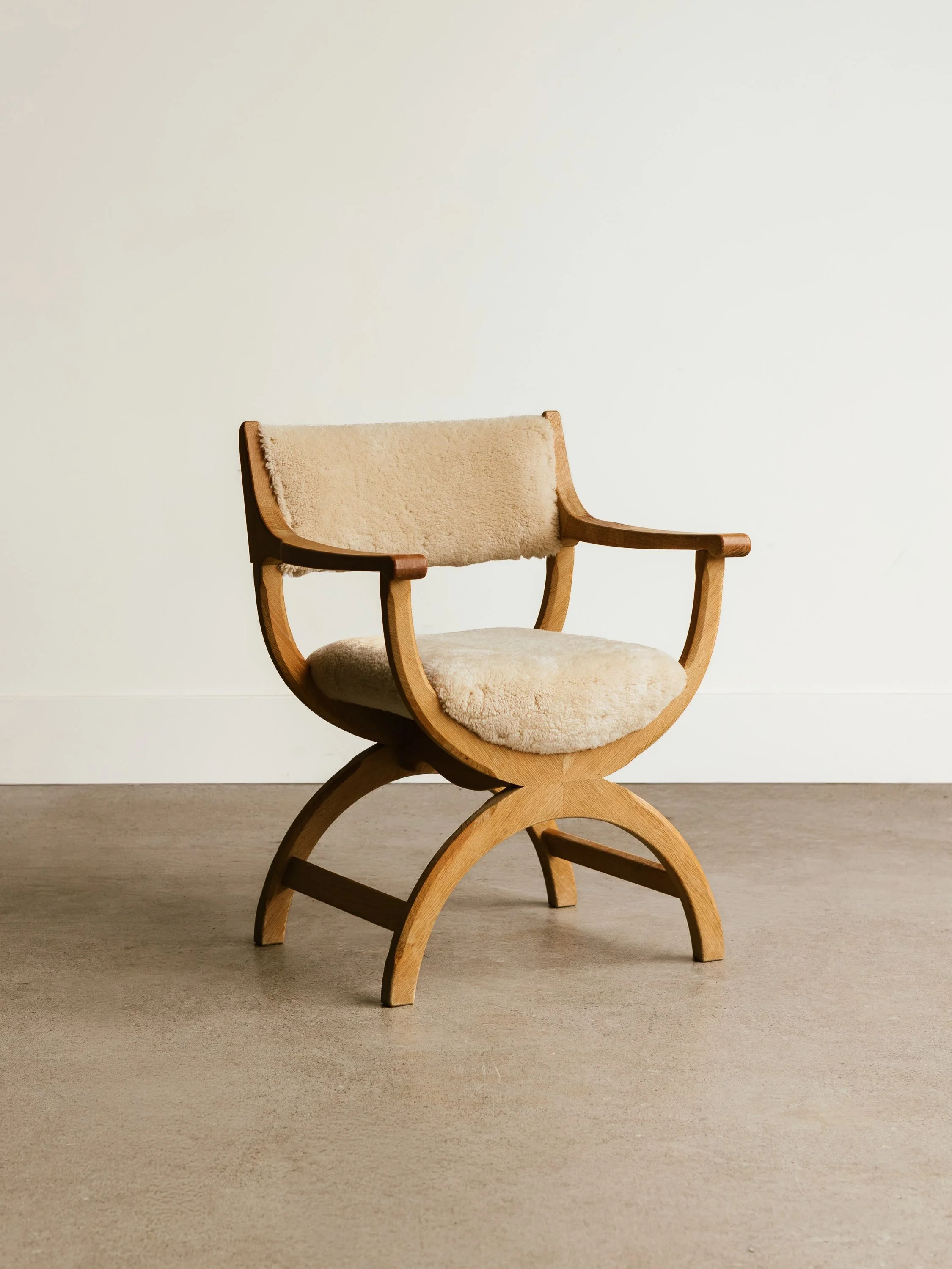 meet our vintage shearling &ldquo;kurul&rdquo; chair. 🤍

iconic oak craftsmanship attributed to danish maker henning kj&aelig;rnulf, featuring sculptural curves and a beautifully textured shearling seat.

there&rsquo;s something timeless about danis