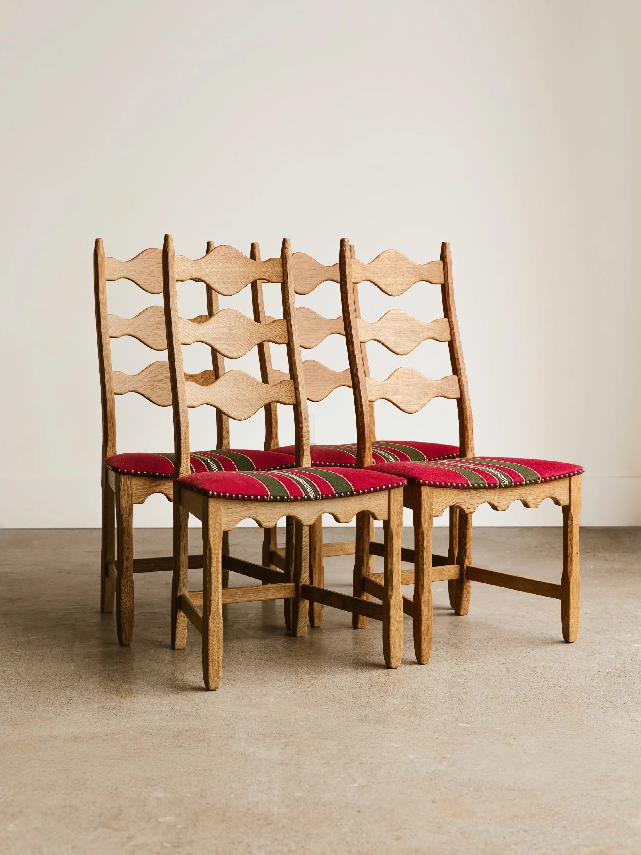 meet our vintage danish dining chairs. ❤️

a beautifully crafted set of four oak dining chairs attributed to danish craftsman henning kj&aelig;rnulf, showcasing sculptural lines, thoughtful craftsmanship, and timeless design.

crafted in the 1960s an